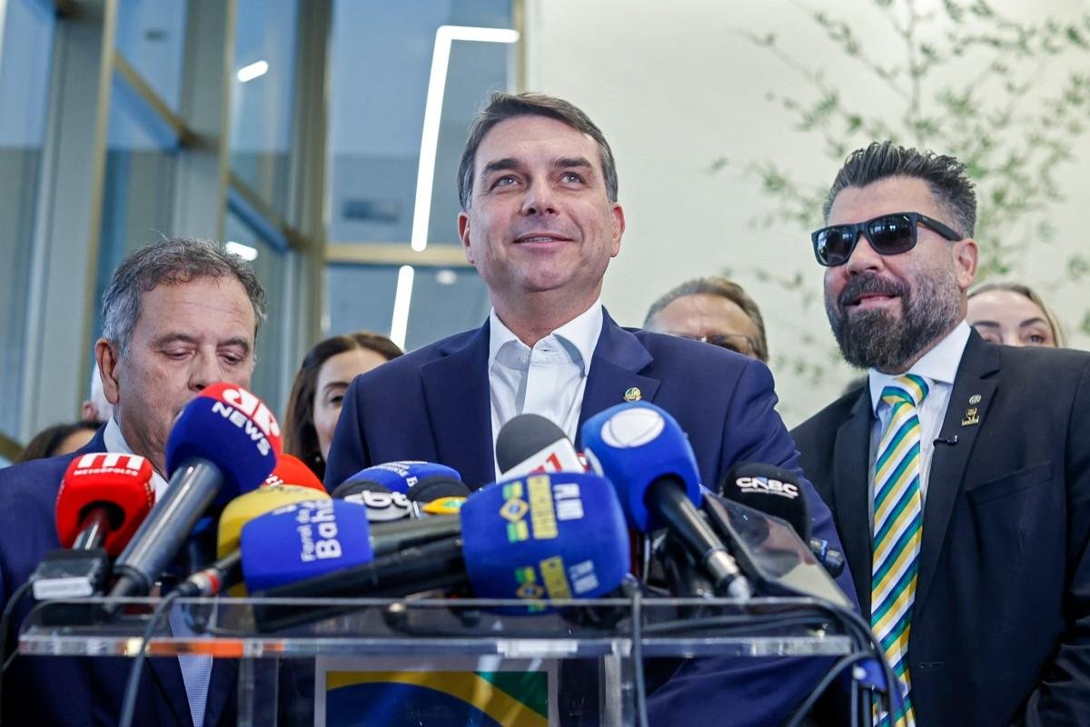 "&Oacute;bvio que tem que ser feito os ajustes", afirma Fl&aacute;vio Bolsonaro sobre reforma tribut&aacute;ria