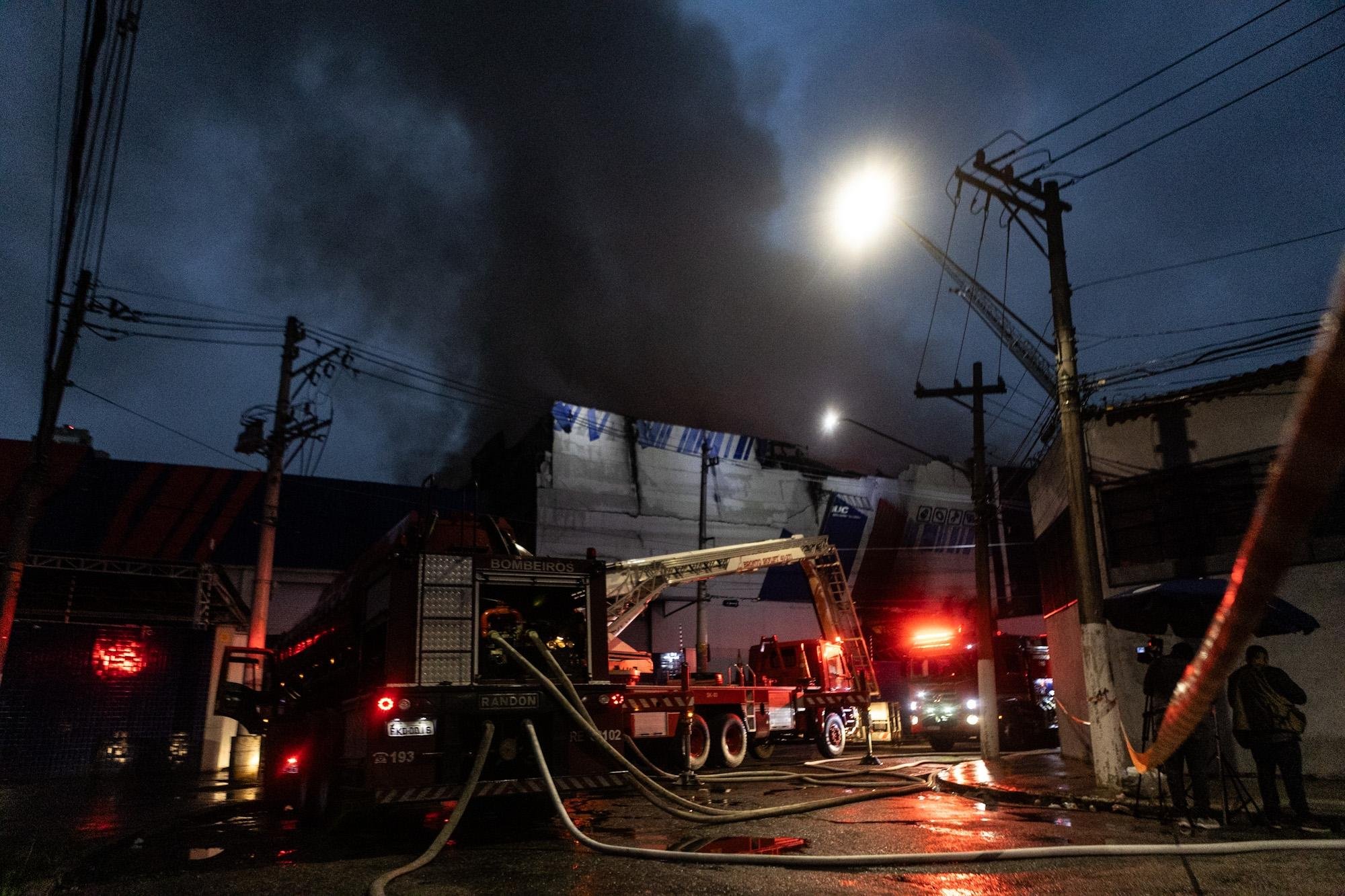Inc&ecirc;ndio de grandes propor&ccedil;&otilde;es atinge galp&otilde;es de autope&ccedil;as em S&atilde;o Paulo