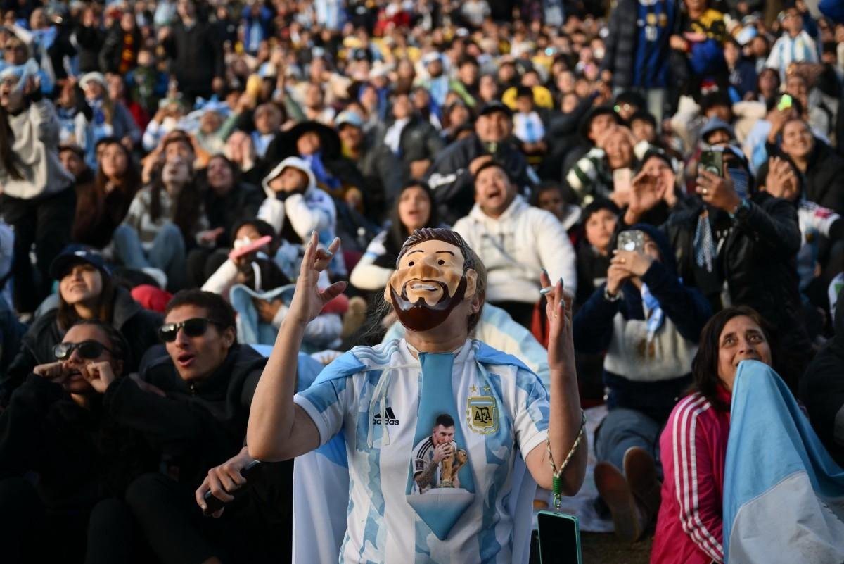 Embora a mem&oacute;ria de Maradona ainda ocupe um lugar central no imagin&aacute;rio do futebol argentino, a adora&ccedil;&atilde;o por Messi tem uma dimens&atilde;o pr&oacute;pria
