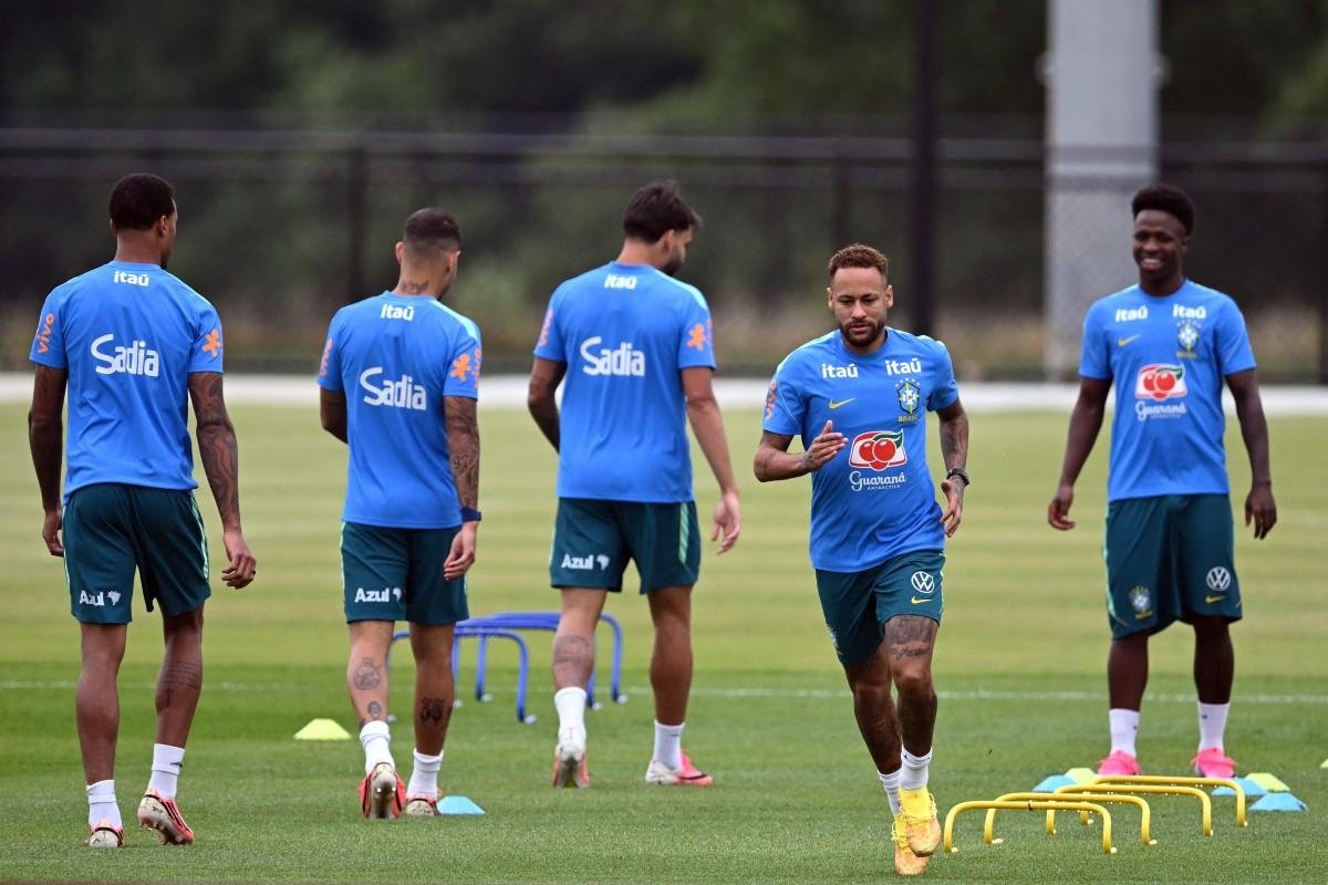 Neymar treinou sem restri&ccedil;&otilde;es junto dos companheiros durante os 15 minutos de atividade a que a imprensa teve acesso