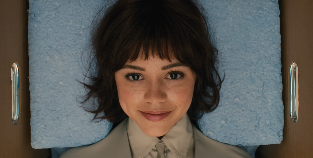 Na trama, Klara (Jenna Ortega) &eacute; uma Amiga Artificial criada para oferecer apoio emocional e companhia