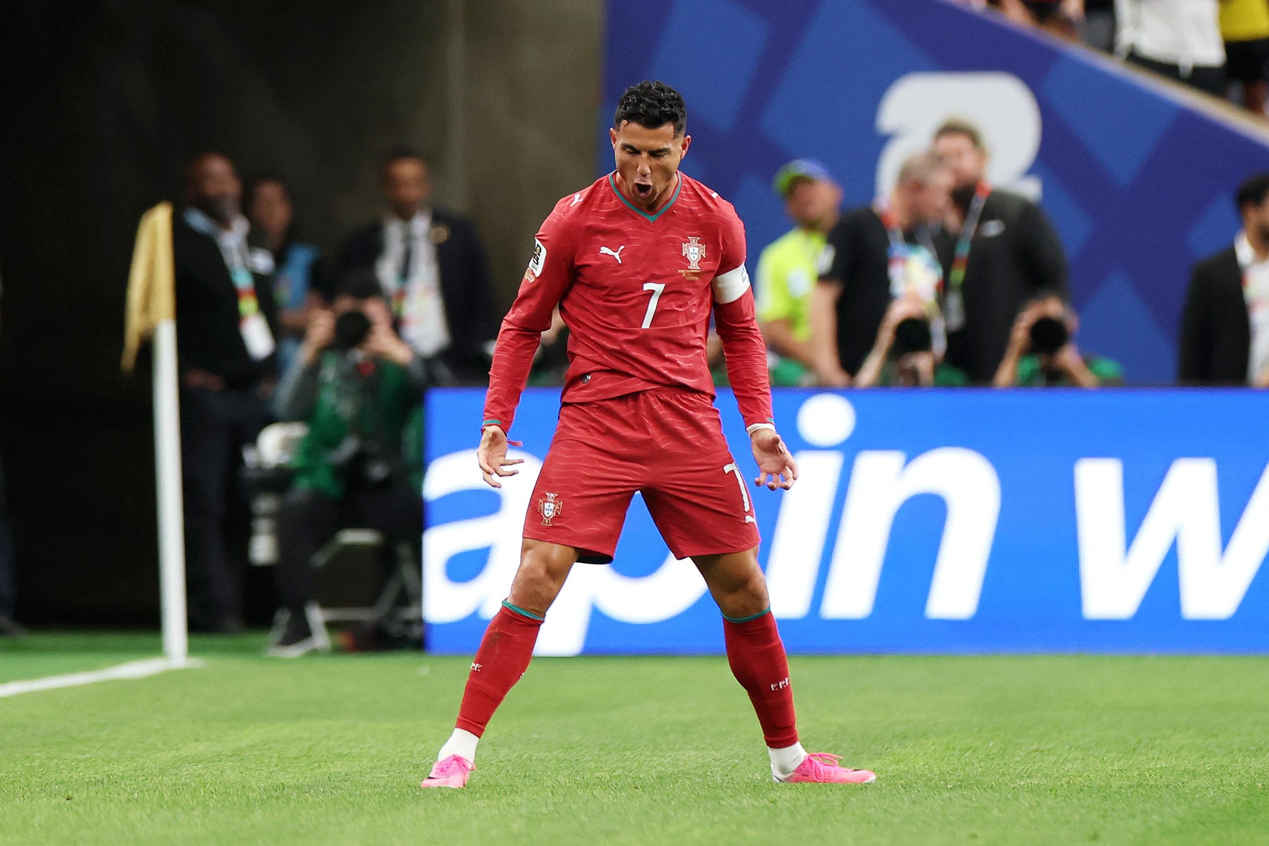 Cristiano Ronaldo abre o planar na vit&oacute;ria de 5 a 0 sobre o Uzbequist&atilde;o.
