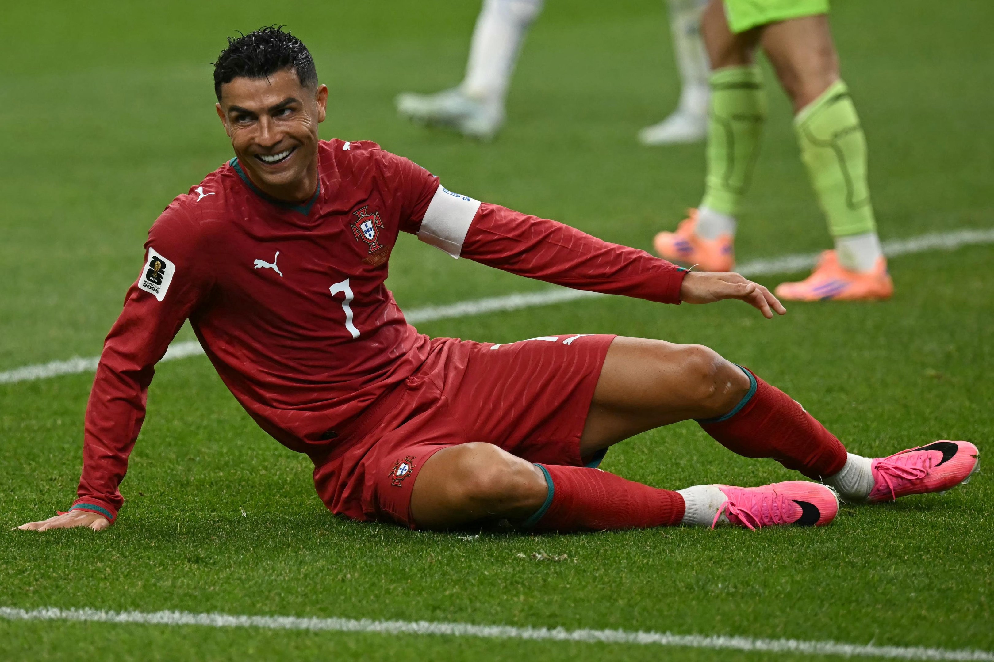 CR7 superou o saudoso Eus&eacute;bio, que fez nove gols vestindo o traje vermelho e verde