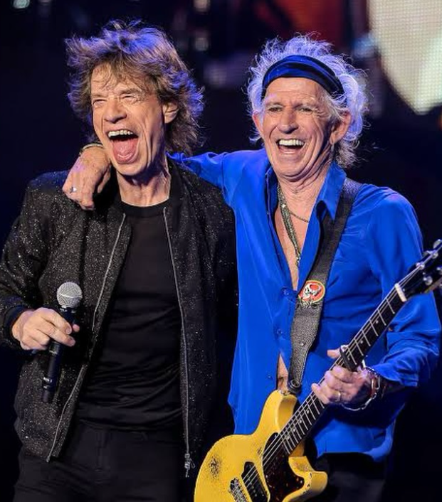 Em 2025, os Stones desistiram do calend&aacute;rio de shows de 2026 devido &agrave;s dificuldades do guitarrista Keith Richards (na direita) em assumir a agenda de apresenta&ccedil;&otilde;es