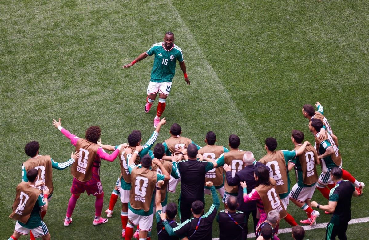Na abertura da Copa, o M&eacute;xico bateu a &Aacute;frica do Sul por 2 a 0