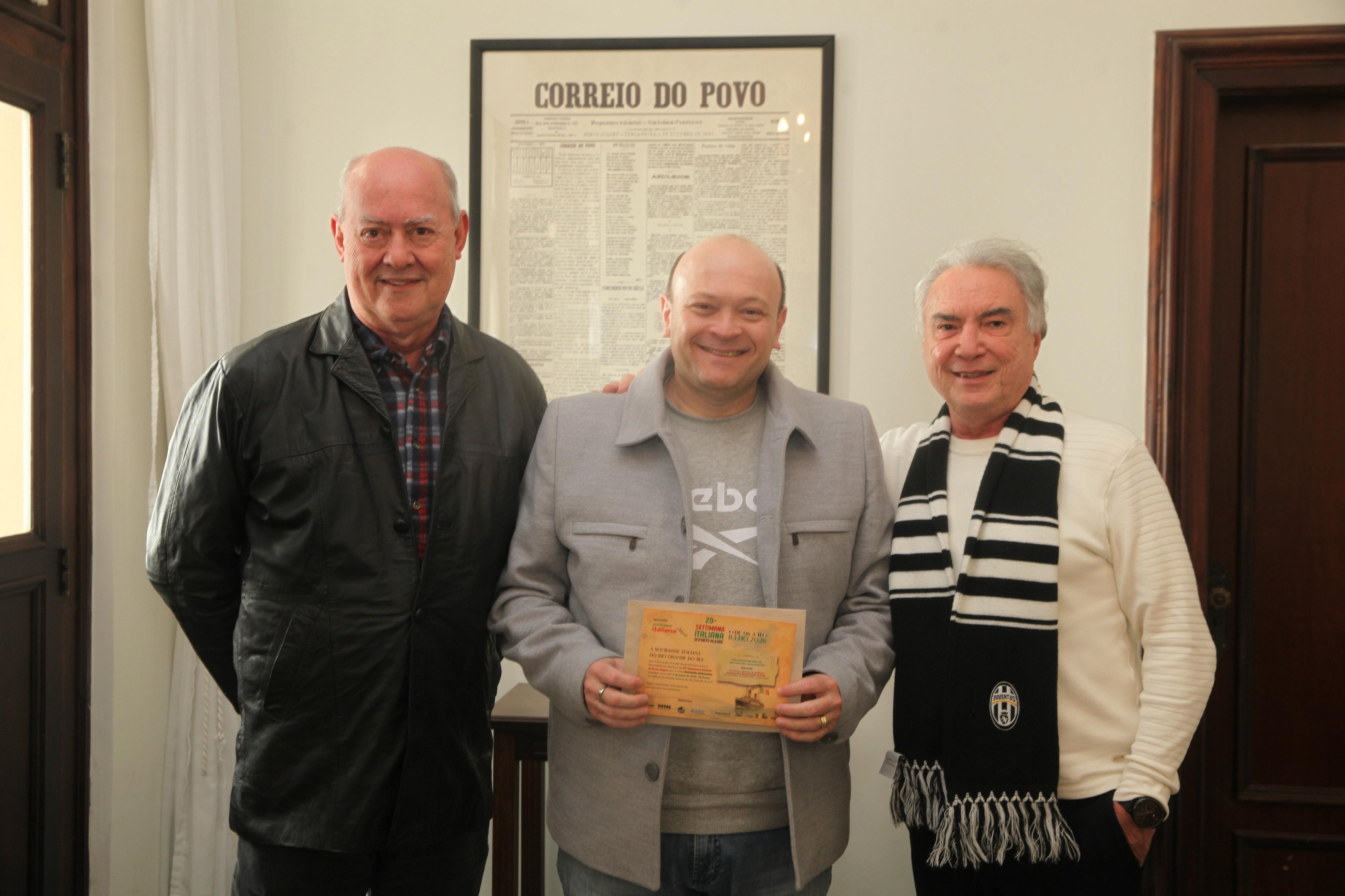 Marcelo Dantas (C), do Correio do Povo, recebeu o convite de Ari De Marco e Francisco Morelli, da Sociedade Italiana