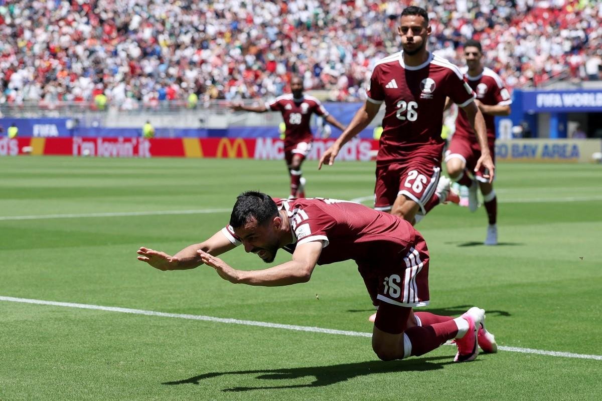 Boualem Khoukhi, na estreia diante da Su&iacute;&ccedil;a, marcou o &uacute;nico gol do Catar na Copa
