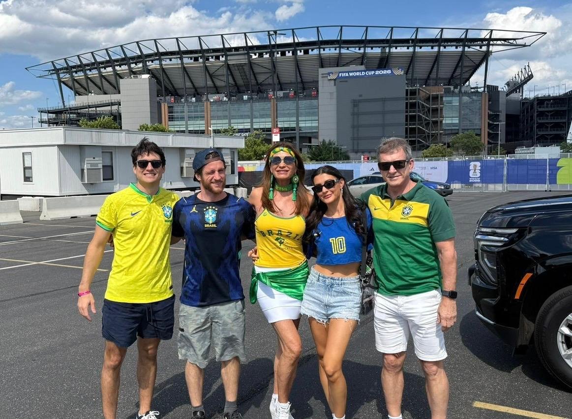 A fam&iacute;lia Sirena em ritmo de Copa: Francisco Da Poian, Matheus Sirena, Fernanda com Mariana e Dody Sirena, chegando para assistir ao jogo do Brasil com o Haiti no est&aacute;dio Lincoln Financial Field, na Filad&eacute;lfia