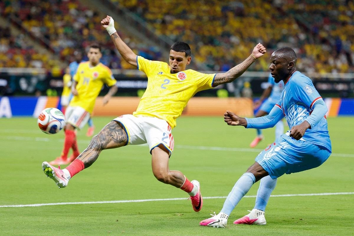 Lateral colombiano Daniel Mu&ntilde;oz (n&uacute;mero 2) destacou a ra&ccedil;a que a sele&ccedil;&atilde;o colombiana