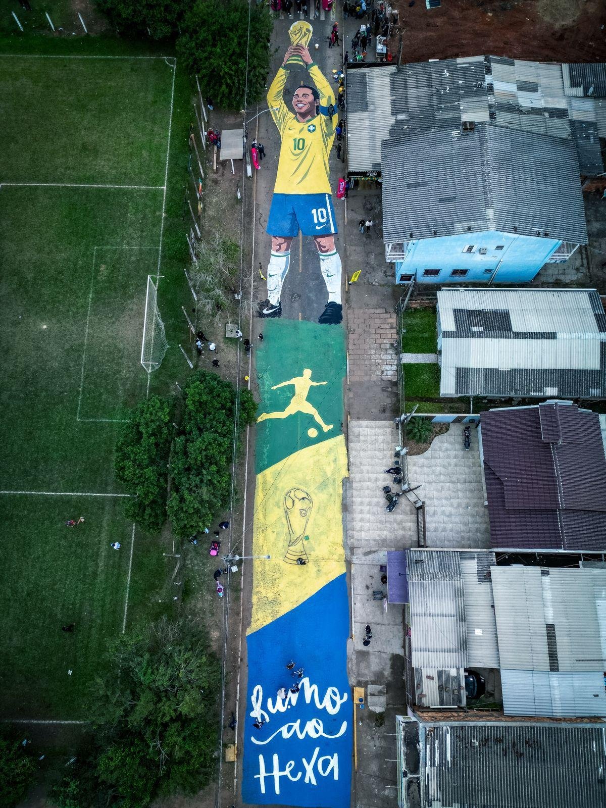 Na rua Campo Bom, foi pintado um painel com 1 mil metros quadrados do pentacampe&atilde;o, Ronaldinho Ga&uacute;cho