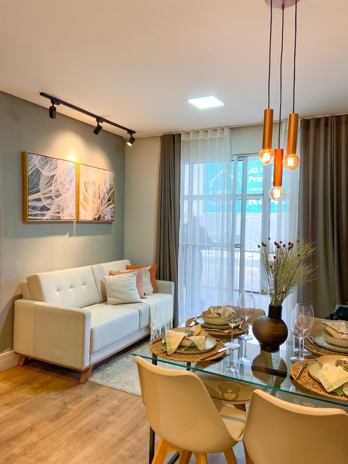 Mesa de vidro, cortinas leves e paleta clara s&atilde;o recursos que contribuem para deixar o ambiente mais amplo e iluminado