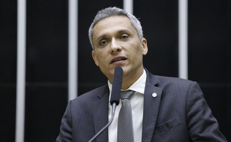 Deputado atribuiu participa&ccedil;&atilde;o do PT no atentado a faca sofrido pelo ex-presidente Jair Bolsonaro (PL) durante a campanha eleitoral de 2018.
