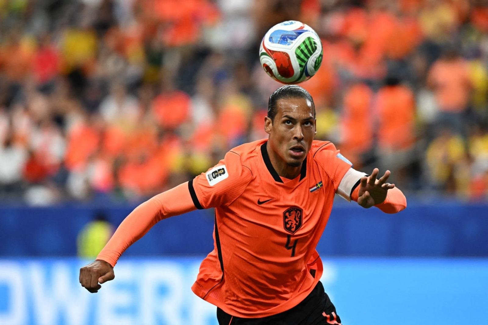 Zagueiro Virgil van Dijk &eacute; a lideran&ccedil;a do time da Holanda