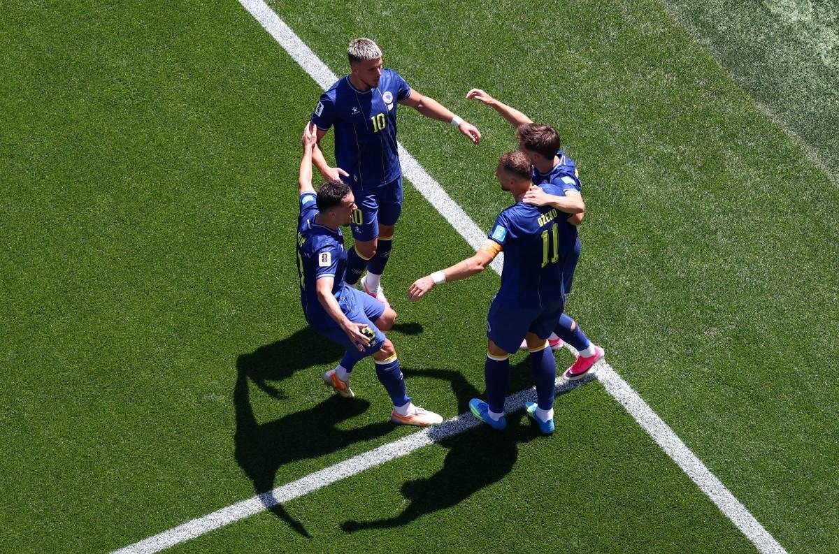Jogadores b&oacute;snios comemoram o segundo gol da sele&ccedil;&atilde;o diante do Catar