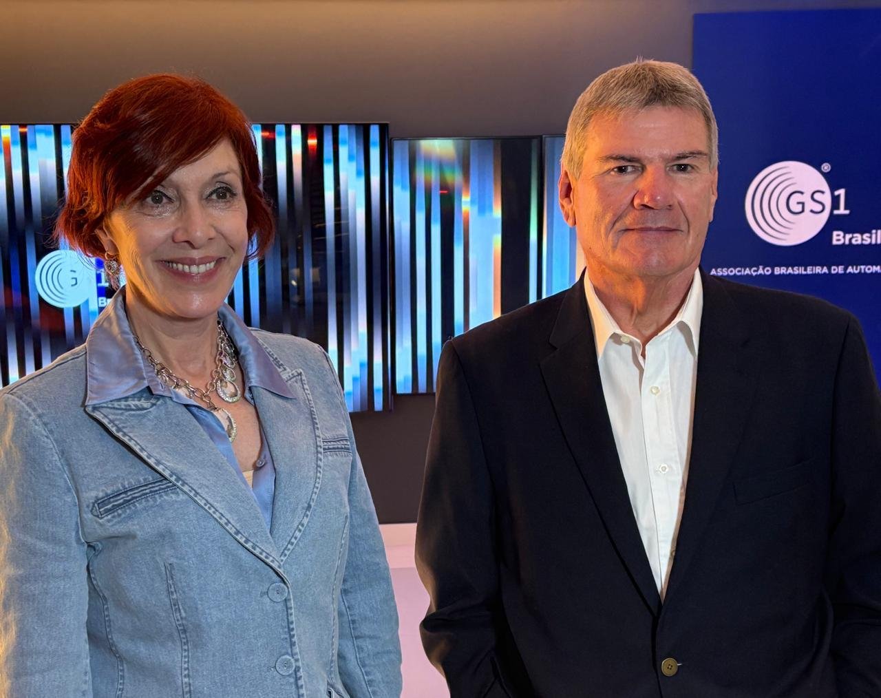 Virg&iacute;nia Vaamonde, CEO da Gs1 Brasil, com Jo&atilde;o Carlos de Oliveira, presidente da entidade, que inaugurou o novo CIT de Bras&iacute;lia