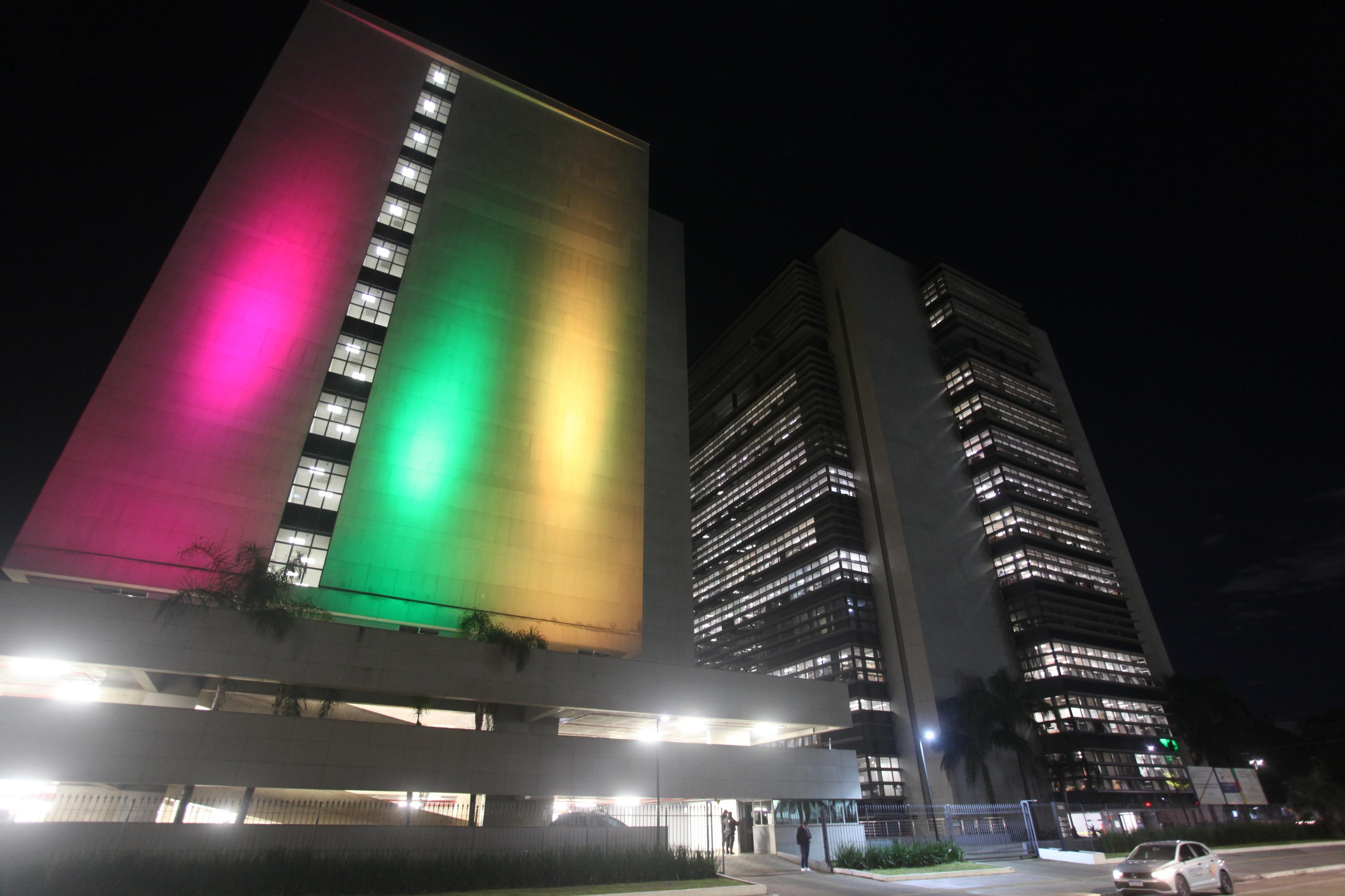 Pr&eacute;dio do TJRS iluminado em contagem regressiva para a Copa do Mundo Feminina, que ser&aacute; realizada no Brasil em 2027