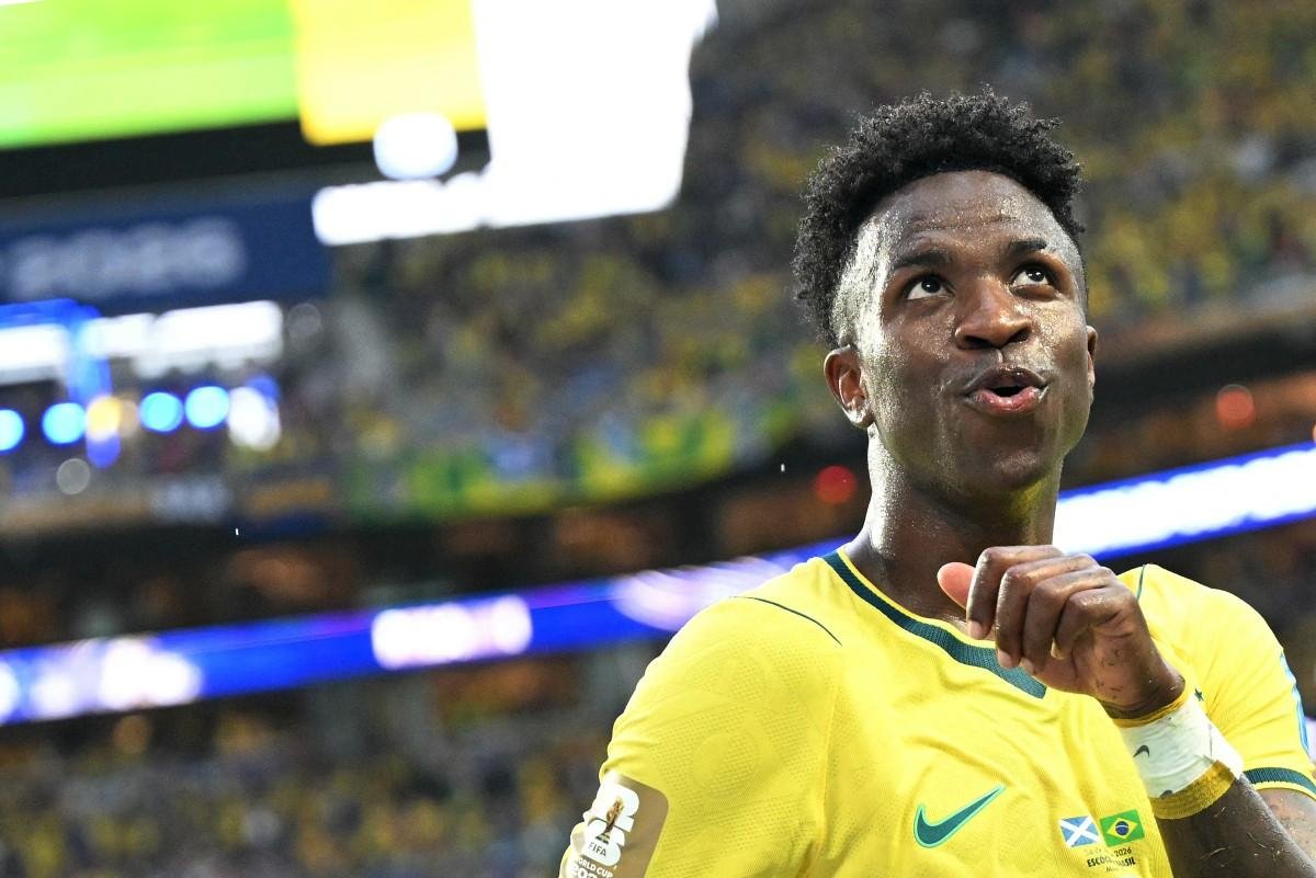 Vinicius Junior comemora um dos gols da vit&oacute;ria brasileira contra a Esc&oacute;cia