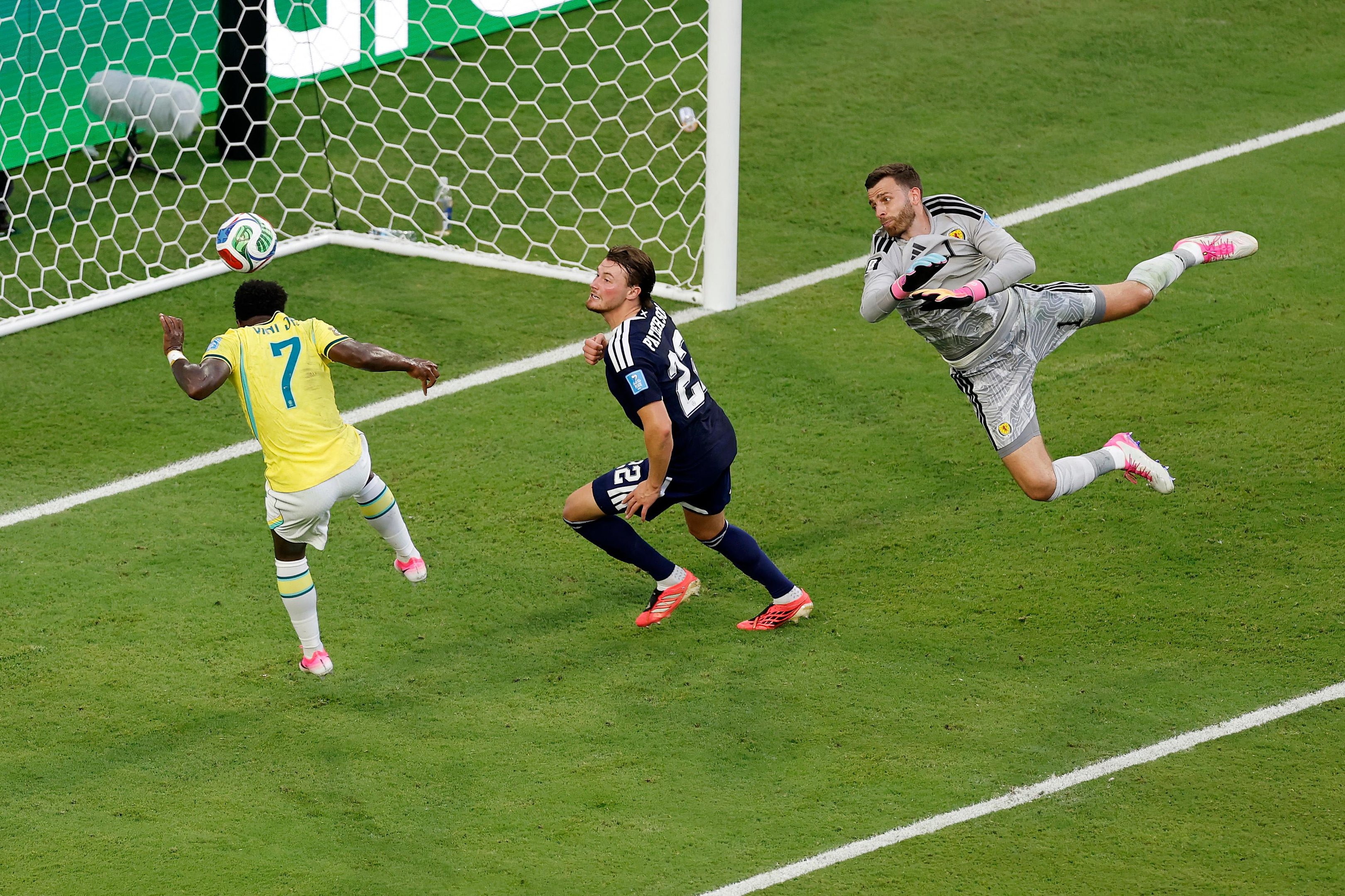 De cabe&ccedil;a, atacante brasileiro marcou o segundo gol da partida