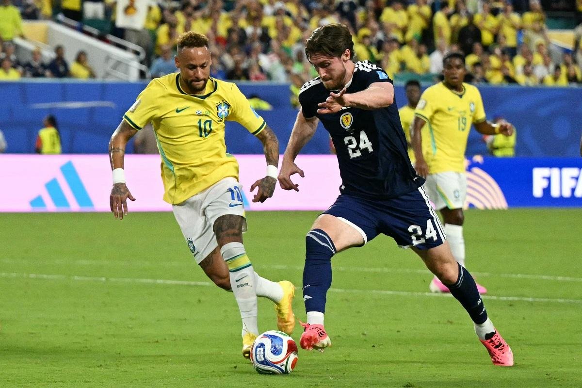 Visivelmente sem ritmo de jogo, Neymar buscou os companheiros para triangula&ccedil;&otilde;es, apareceu no ataque e ainda contribuiu na parte defensiva