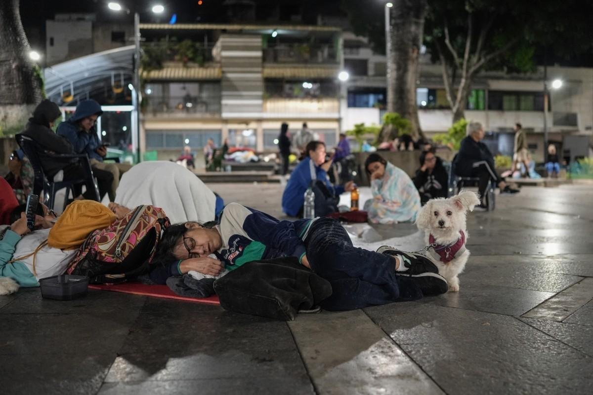 Medo de r&eacute;plicas faz venezuelanos colocarem colch&otilde;es na rua para dormir
