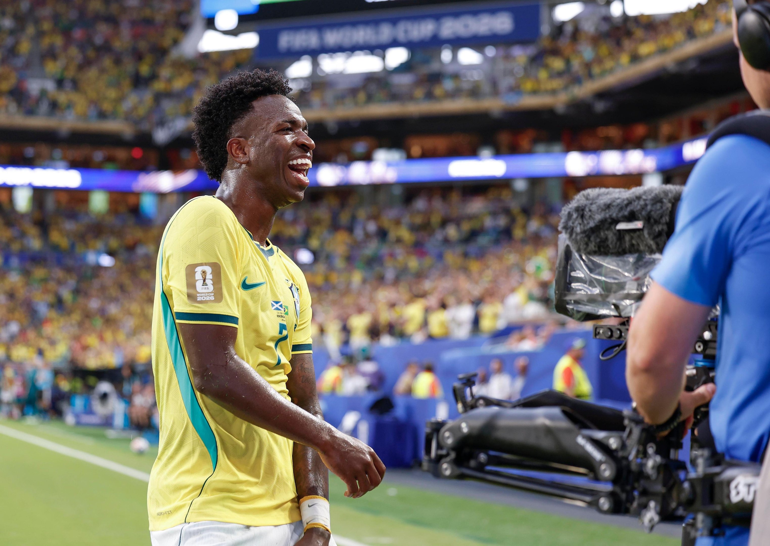 Ap&oacute;s marcar dois gols na vit&oacute;ria da Sele&ccedil;&atilde;o Brasileira por 3 a 0 sobre a Esc&oacute;cia, Vini Jr. apareceu entre os coment&aacute;rios de uma publica&ccedil;&atilde;o feita por Virginia no Instagram