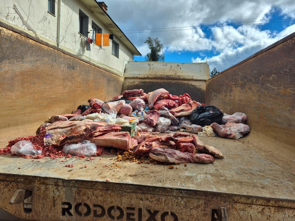 Alimentos foram apreendidos e inutilizados
