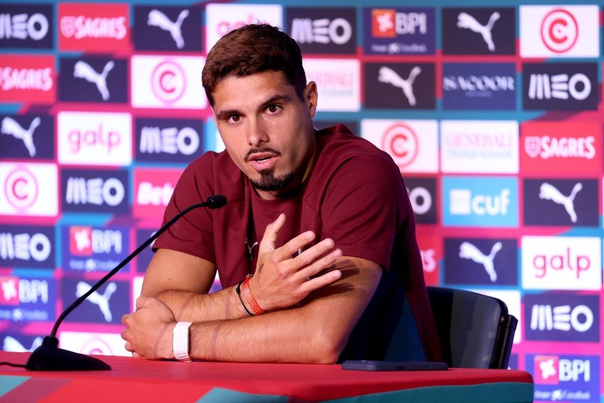 Pedro Neto, de Portugal,&nbsp;chegou &agrave; coletiva de imprensa esbanjando bom humor