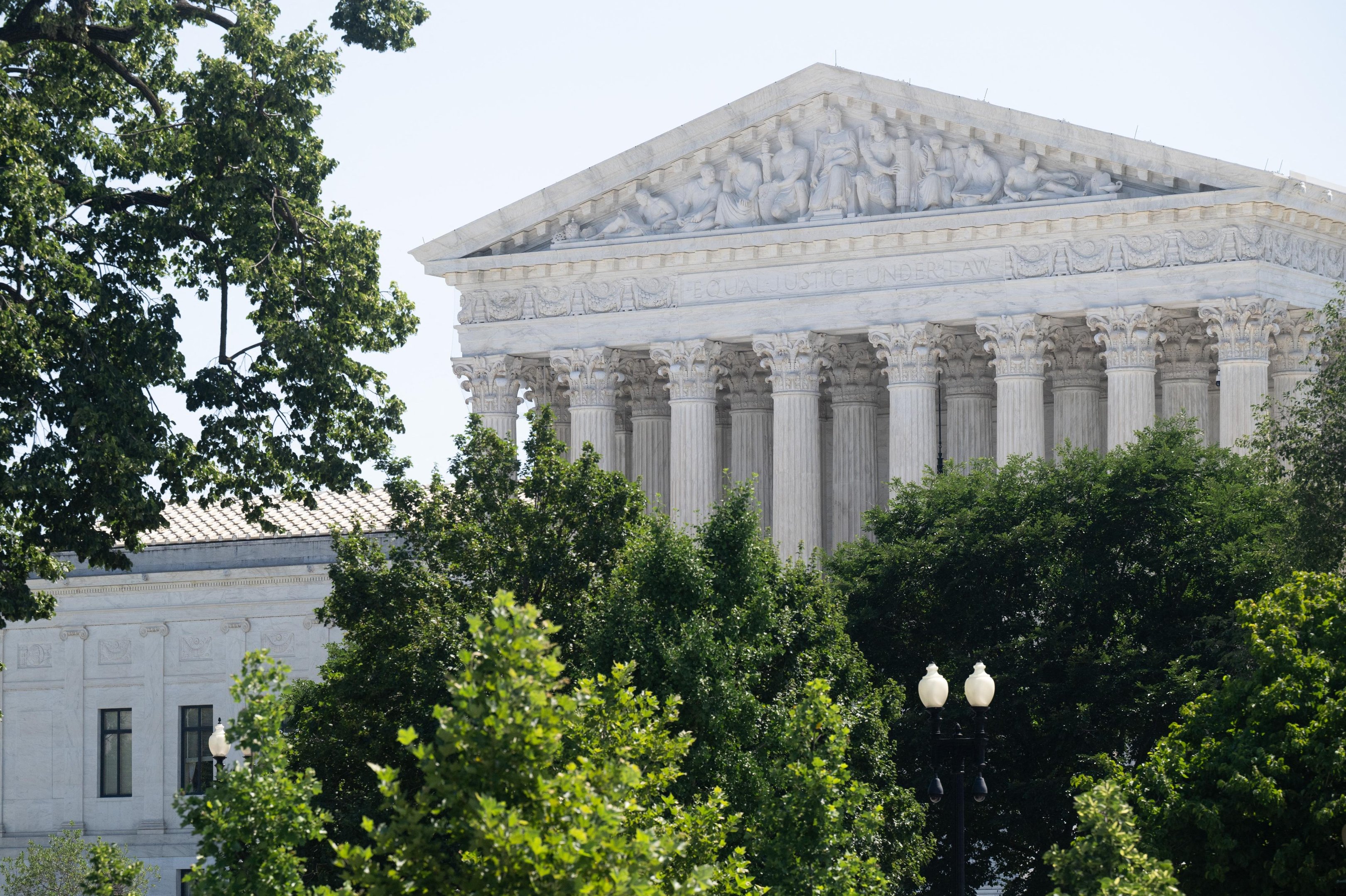 A Suprema Corte tamb&eacute;m respaldou uma medida do governo Trump para retirar as prote&ccedil;&otilde;es contra deporta&ccedil;&atilde;o de cerca de 350 mil haitianos e 6 mil s&iacute;rios
