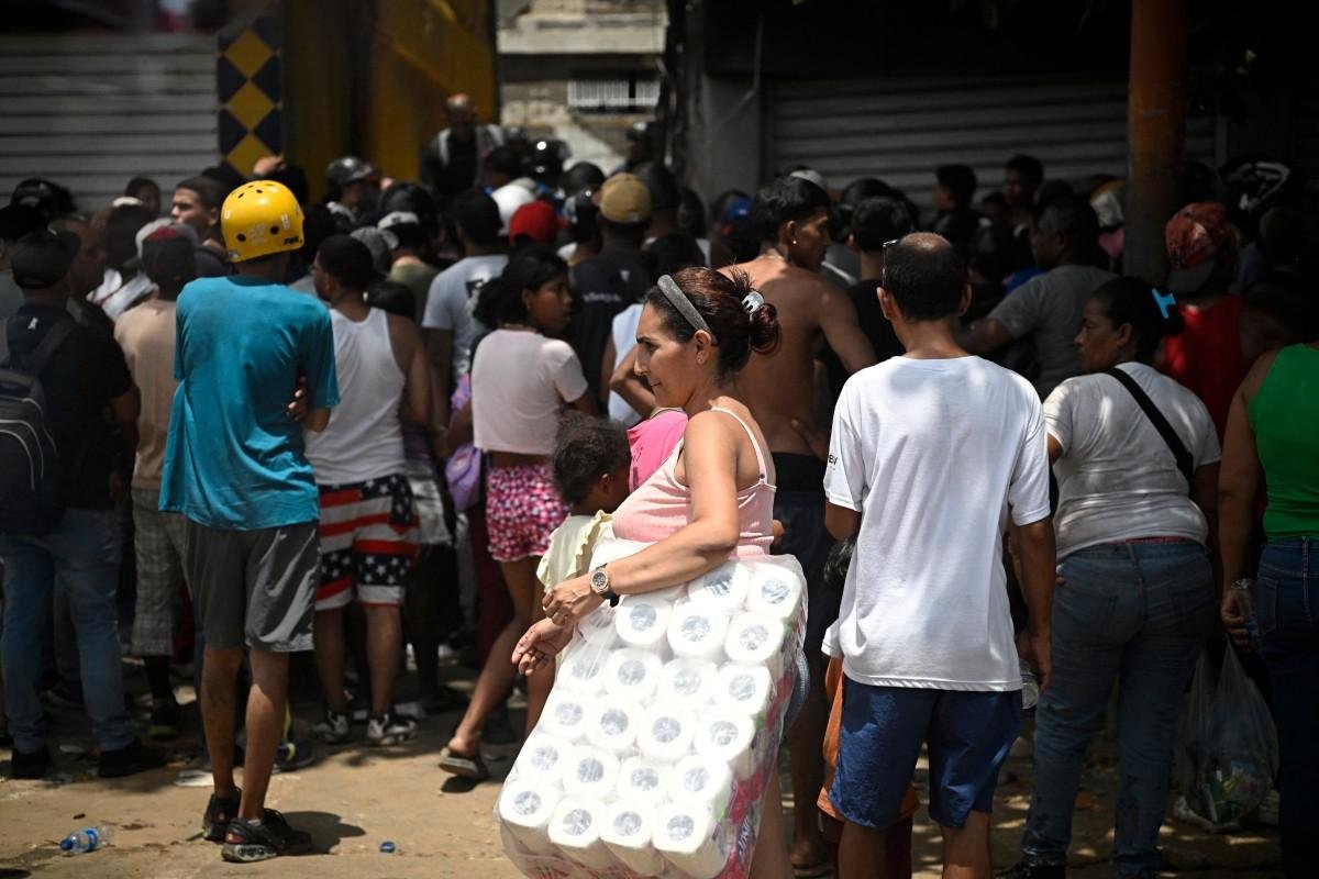 Em Catia la Mar, localizada no munic&iacute;pio costeiro de La Guaira, perto de Caracas, saques foram registrados