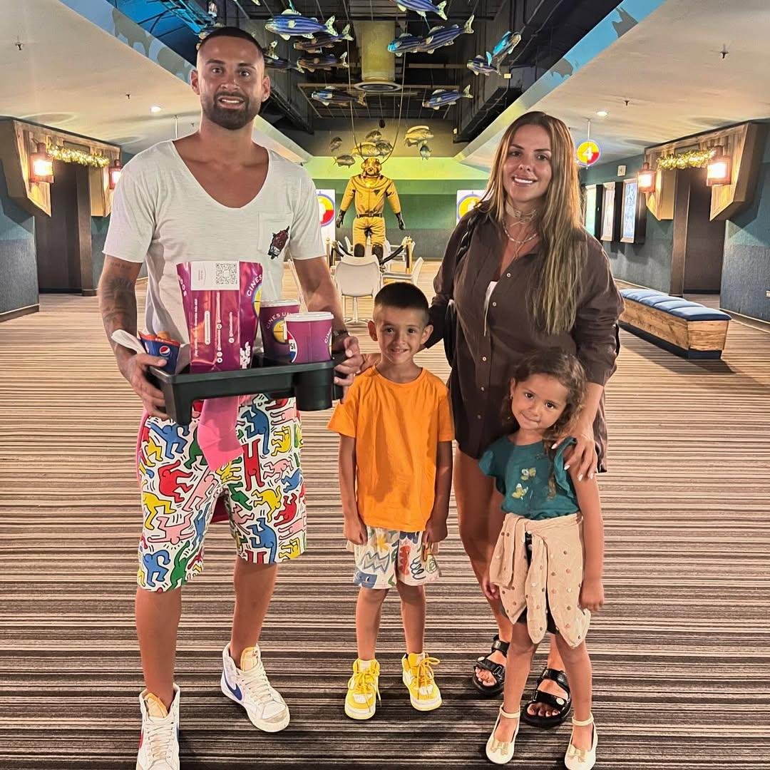 Trejo com a esposa Yani, e os filhos, Aar&oacute;n, Ainhoa
