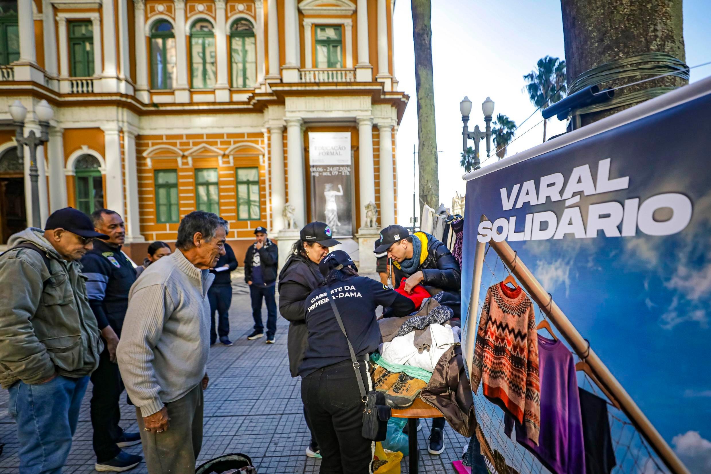 Beneficiados puderam escolher as pe&ccedil;as diretamente do varal, de acordo com sua necessidade