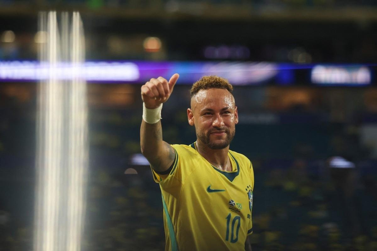 Atacante jogou os minutos finais, ap&oacute;s longo afastamento da Sele&ccedil;&atilde;o