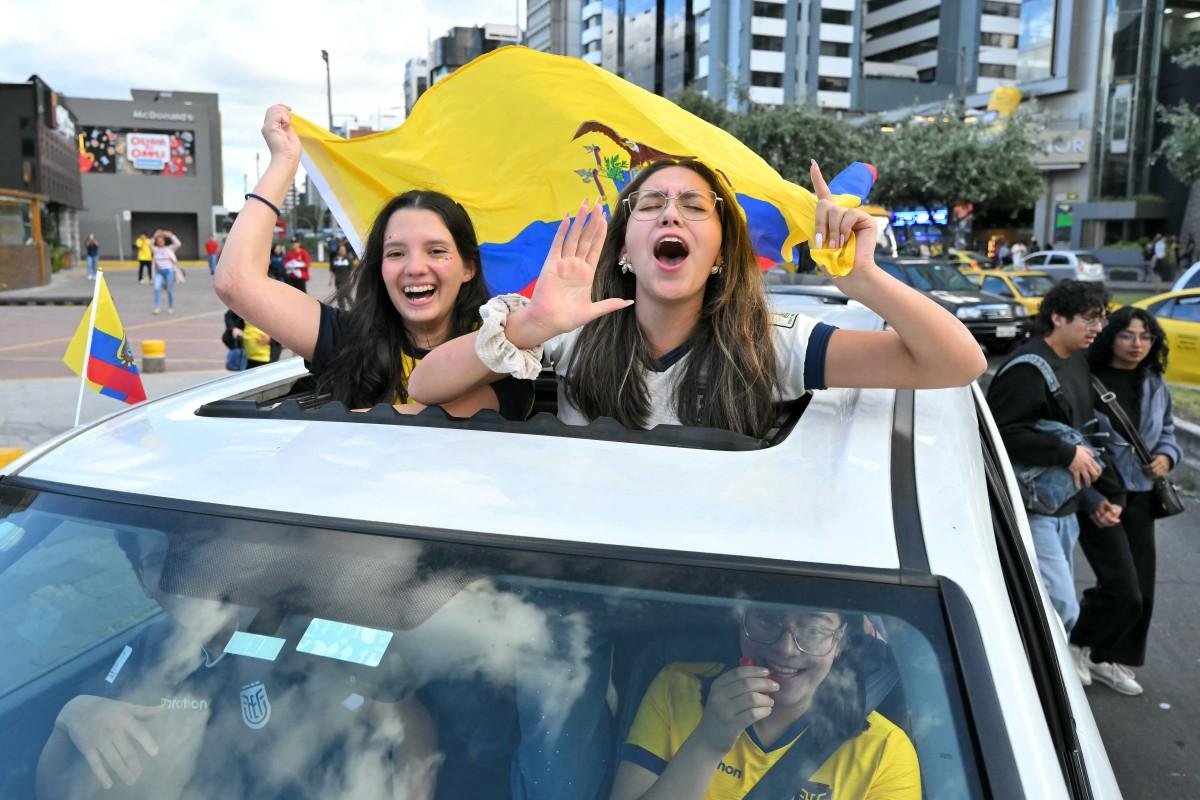 Torcedores comemoram classifica&ccedil;&atilde;o do Equador em Quito