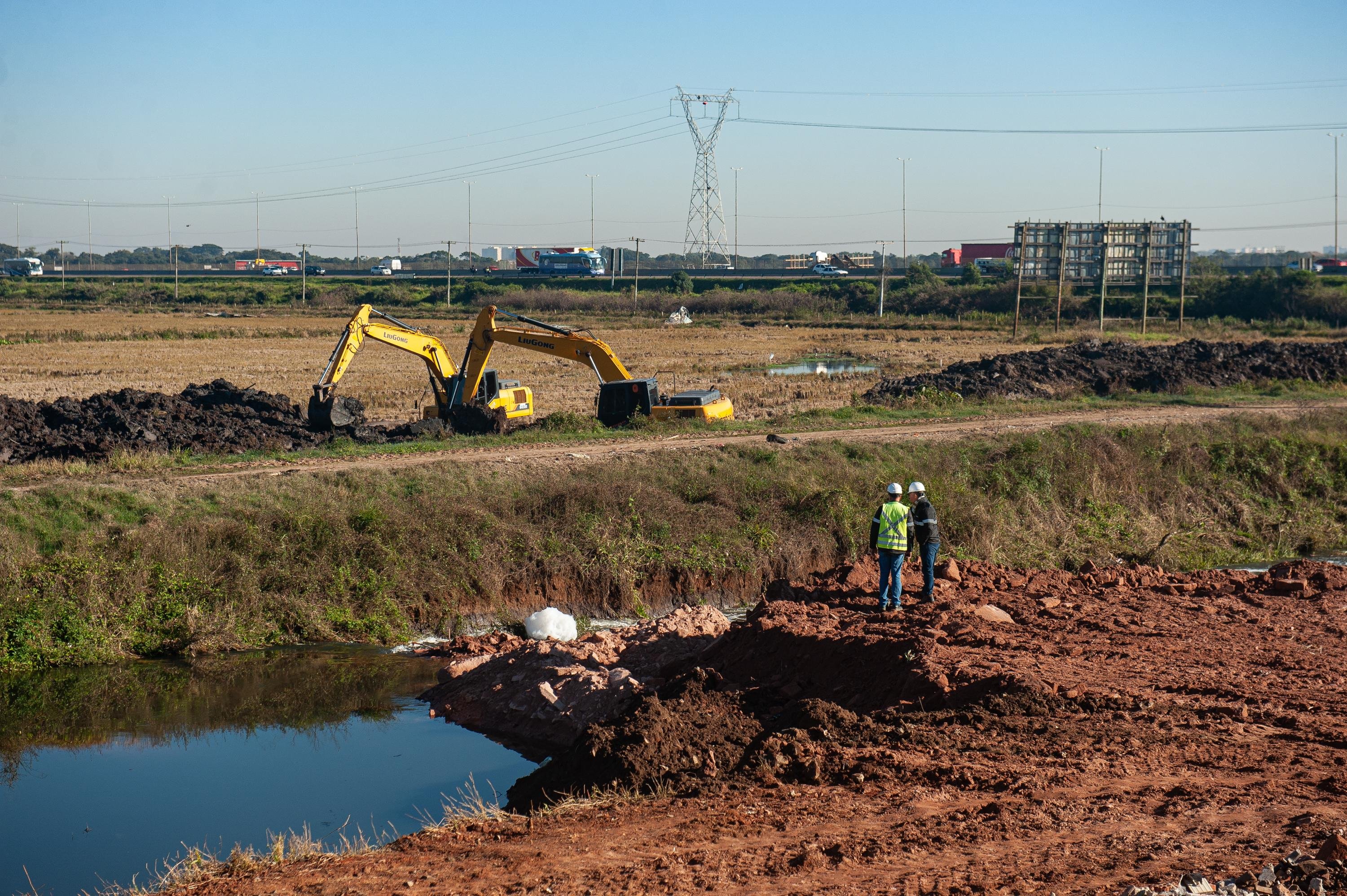 O prefeito Sebasti&atilde;o Melo vistoria o in&iacute;cio das obras de prote&ccedil;&atilde;o contra cheias nos p&ocirc;lderes 7 e 8, na Zona Norte de Porto Alegre