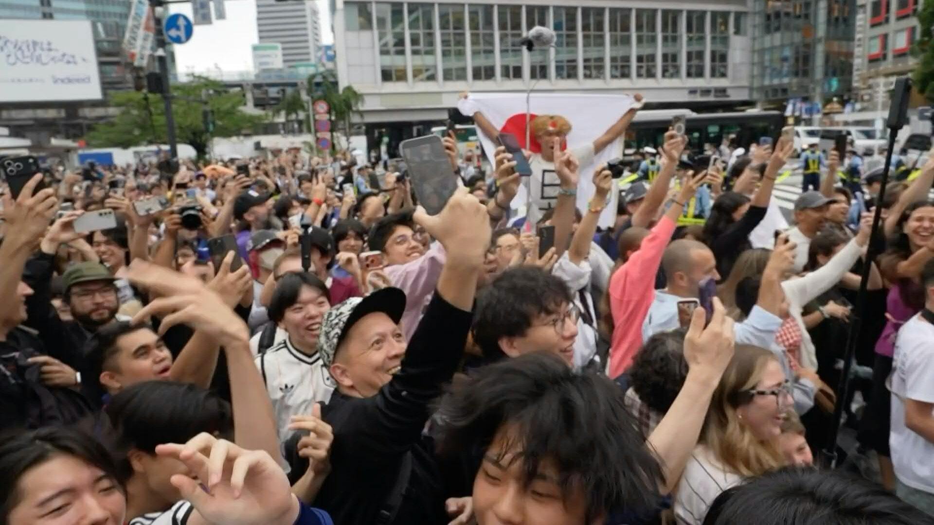 Torcedores japoneses lotaram o ic&ocirc;nico cruzamento de Shibuya, em T&oacute;quio, para celebrar a classifica&ccedil;&atilde;o do Jap&atilde;o