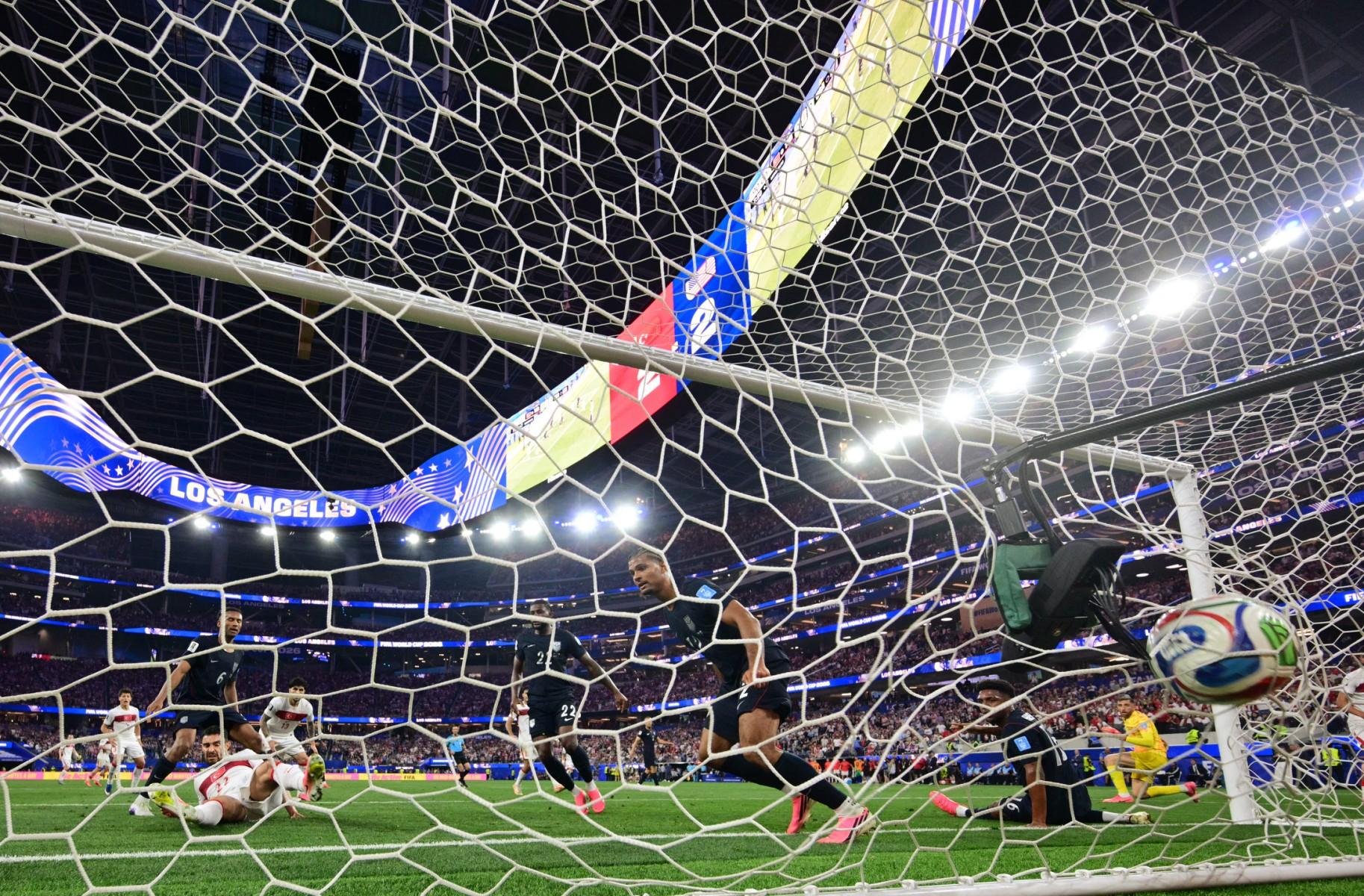 47 sele&ccedil;&otilde;es j&aacute; balan&ccedil;aram as redes nesta Copa do Mundo