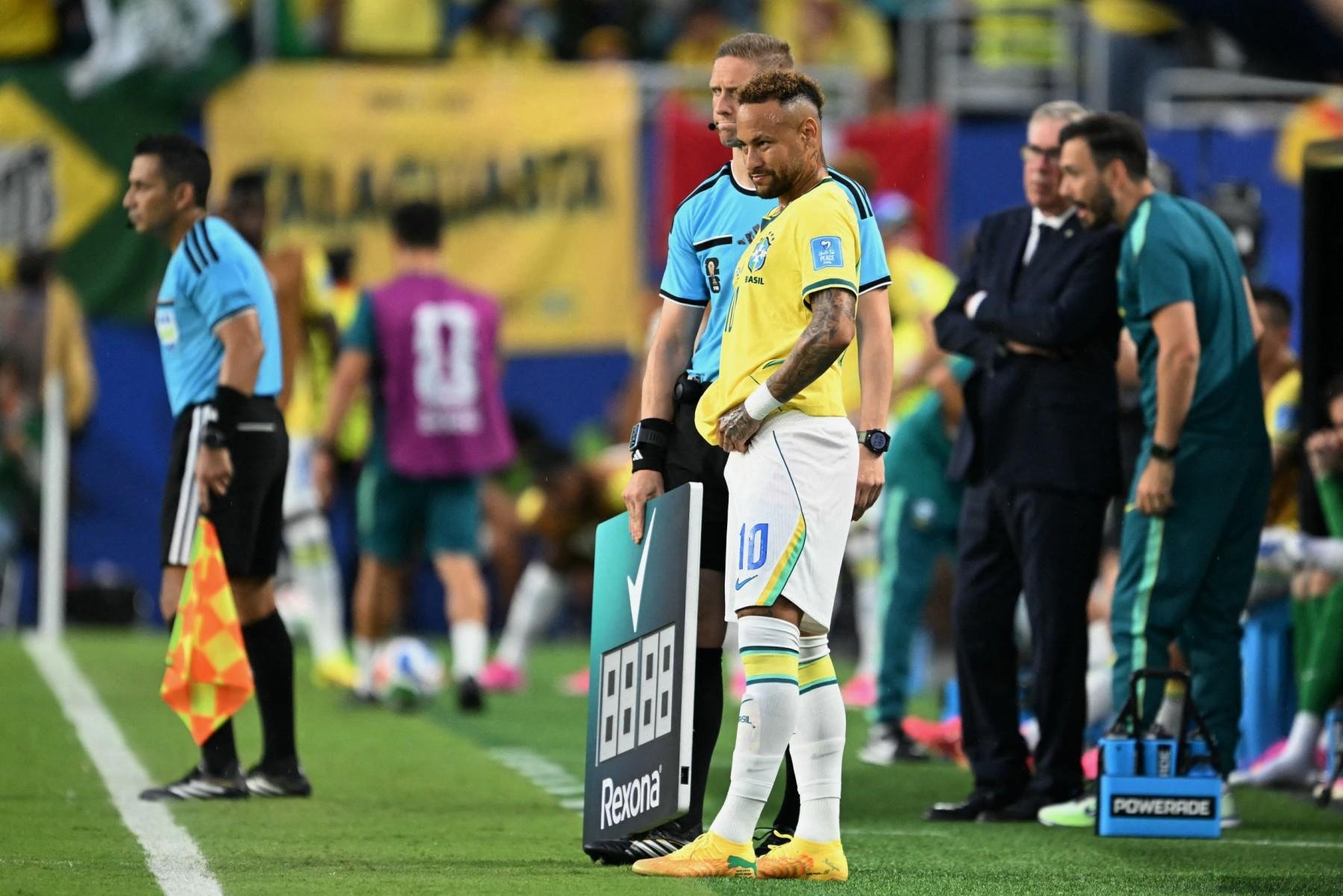 Davide Ancelotti chegou a cumprimentar Neymar segundos antes de o atacante ir para o jogo