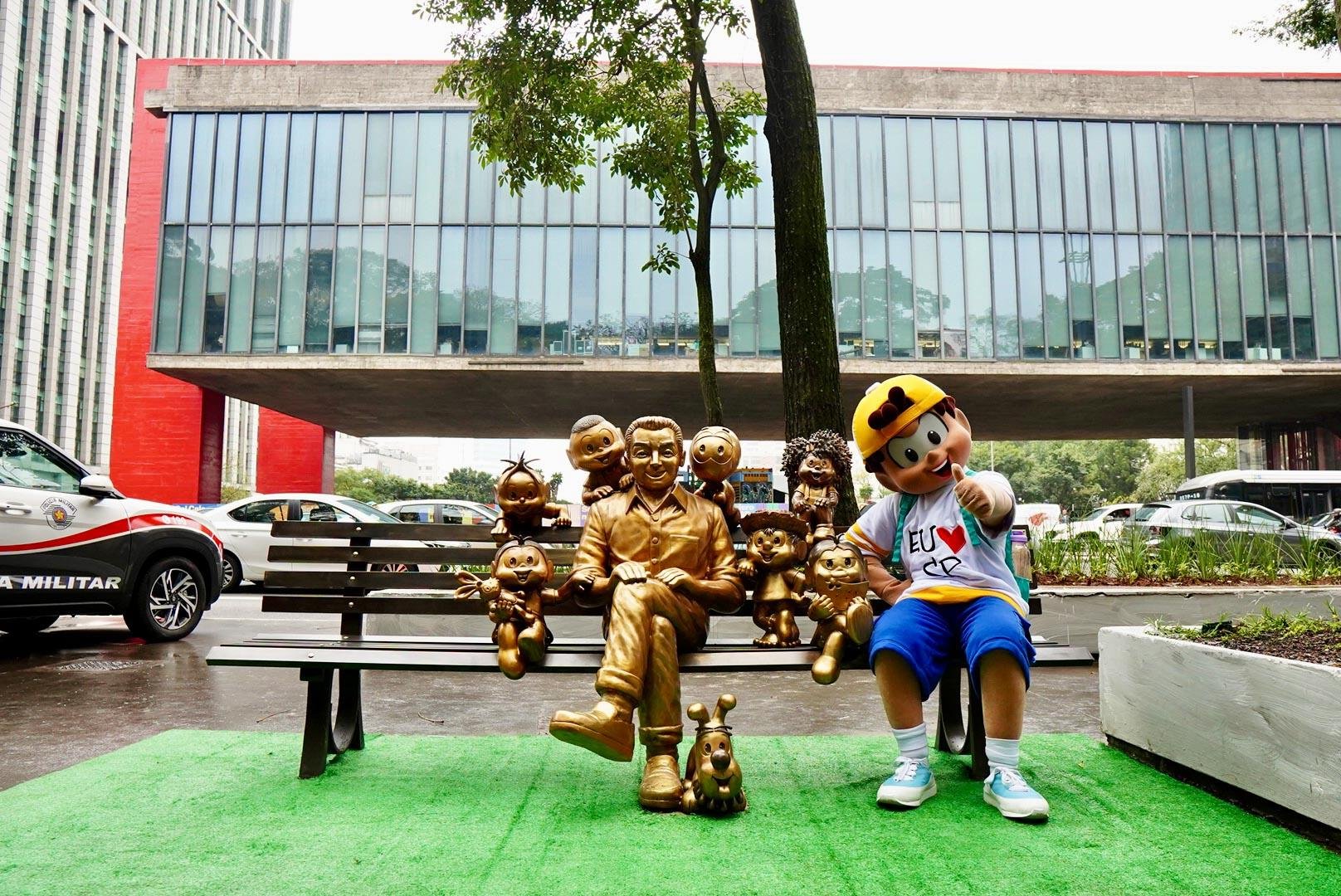 Feito por Eduardo Santos, o monumento est&aacute; localizado em frente ao Parque Trianon, na capital paulista