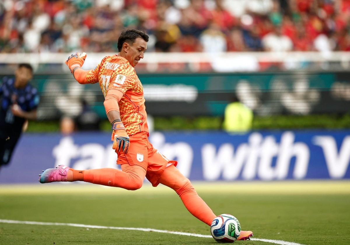 Muslera decidiu n&atilde;o voltar para o segundo tempo