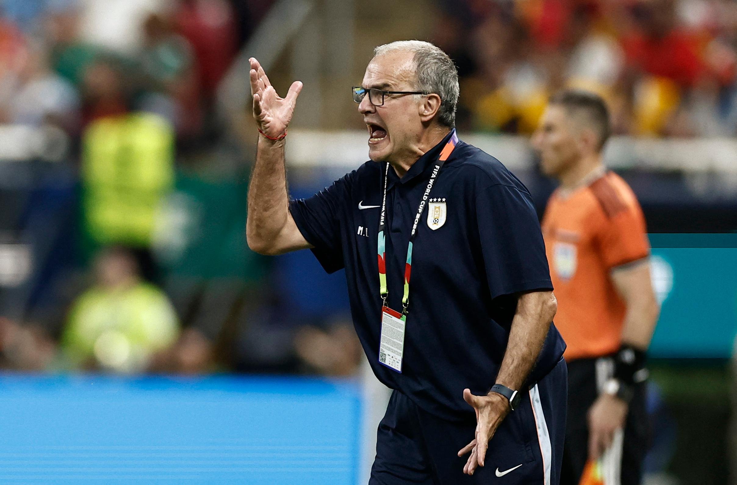 Marcelo Bielsa protagonizou um momento de irrita&ccedil;&atilde;o na sa&iacute;da do campo