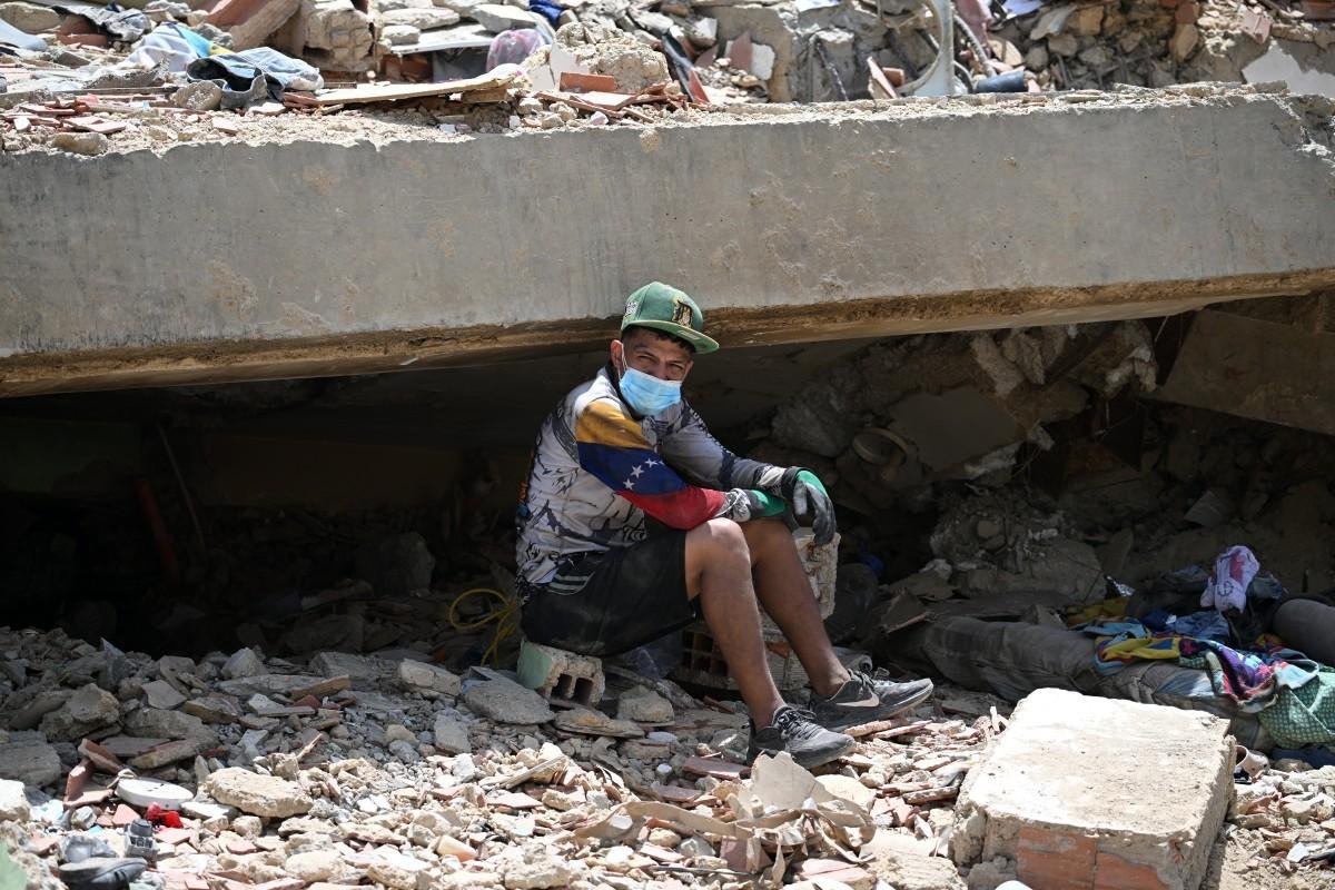 Em La Guaira, centenas de edif&iacute;cios foram reduzidos a escombros pelos terremotos
