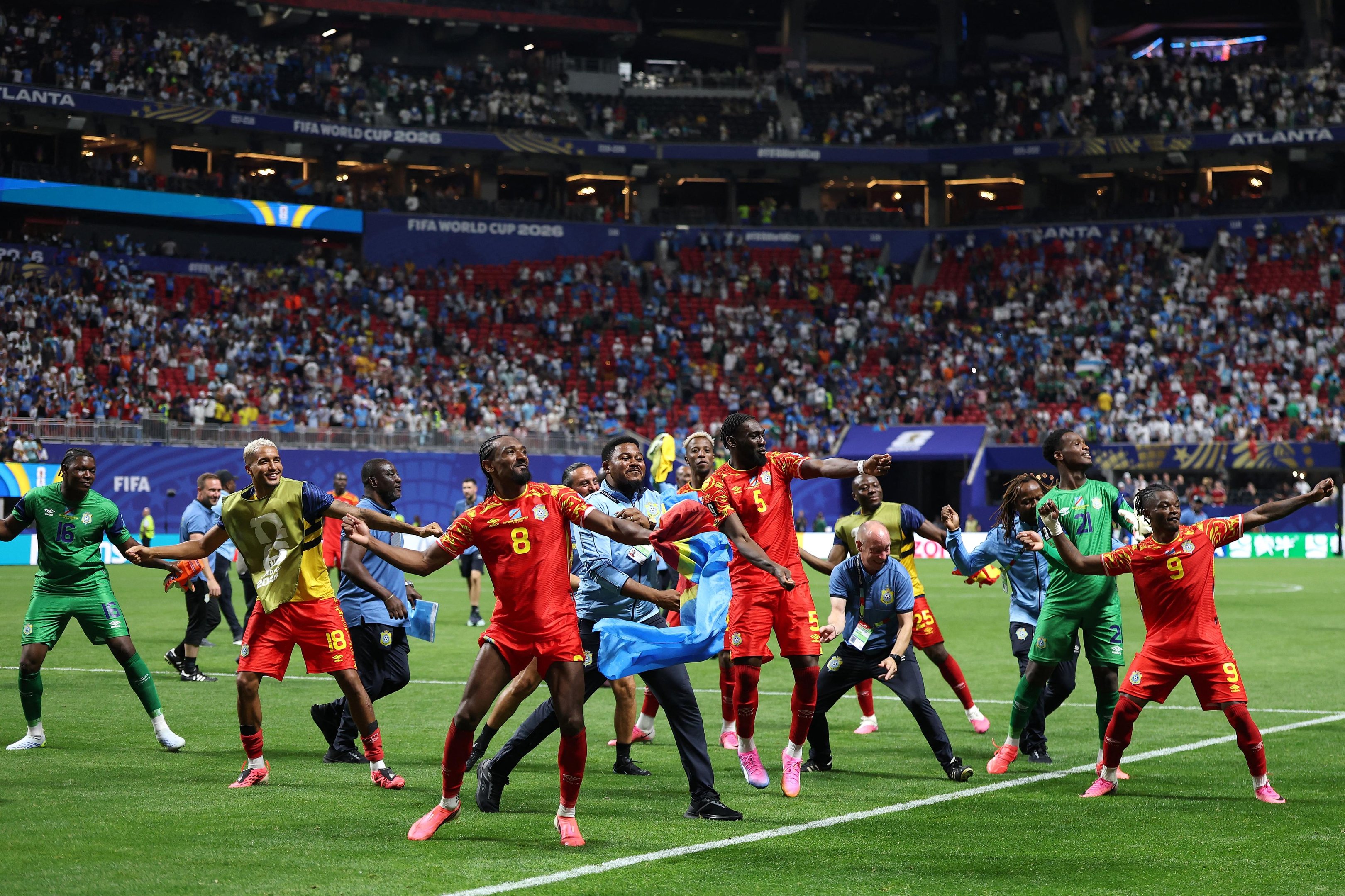 Jogadores da DR Congo foram at&eacute; a arquibancada celebrar momento hist&oacute;rico junto &agrave; torcida