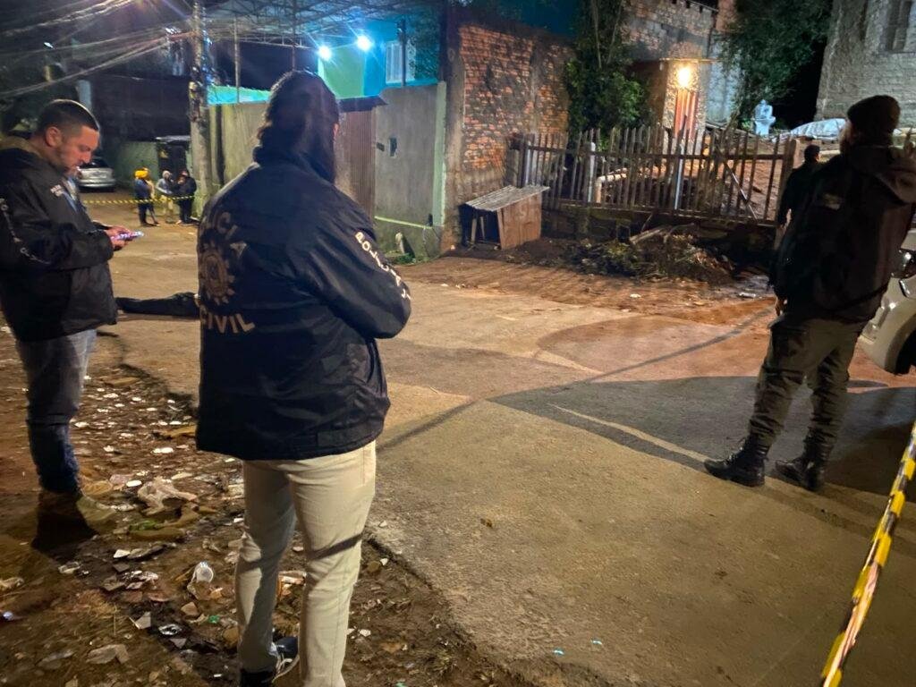 Agentes de seguran&ccedil;a estiveram no local do homic&iacute;dio