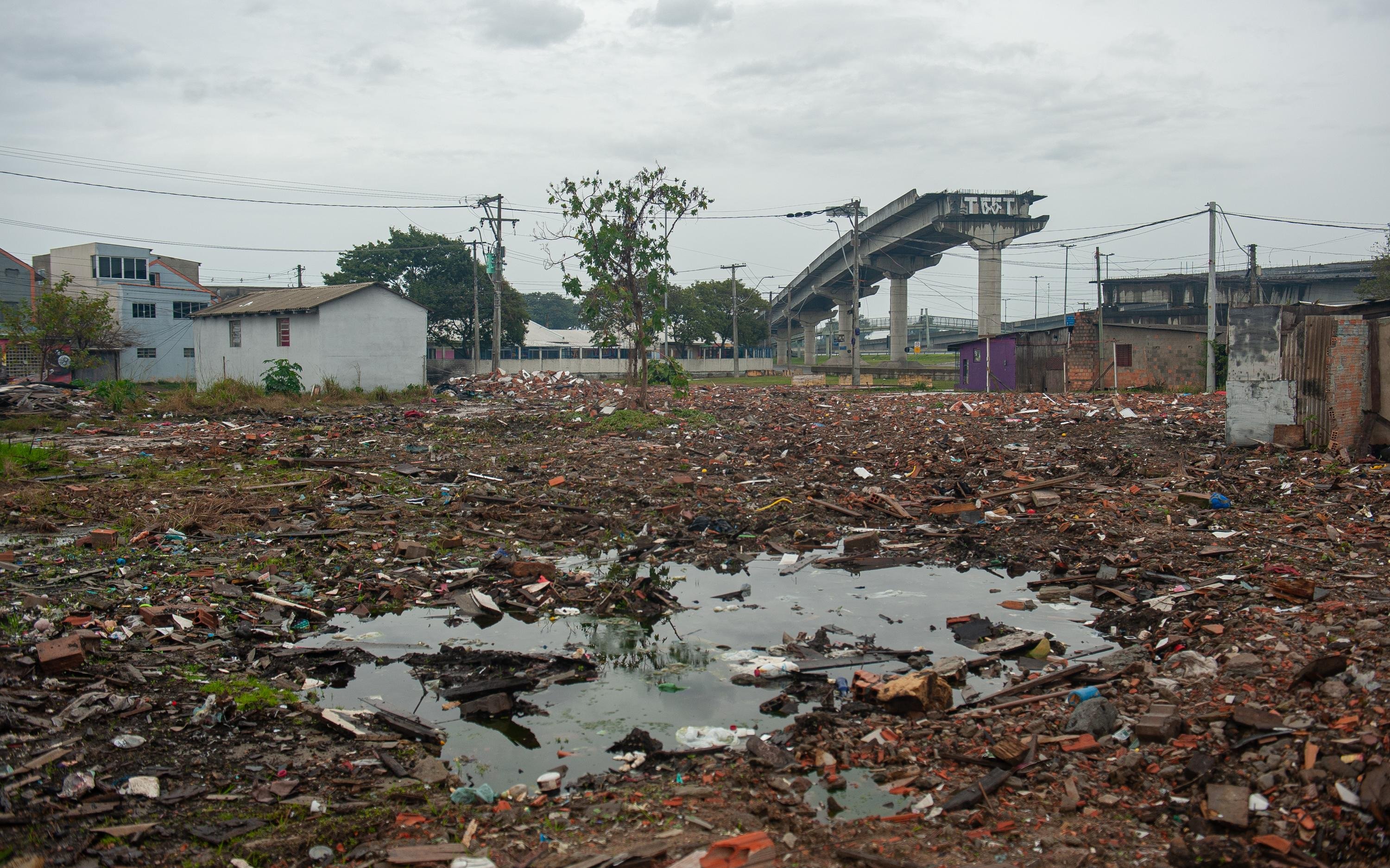 Desocupa&ccedil;&atilde;o e demoli&ccedil;&atilde;o das casas das vilas do bairro Farrapos para conclus&atilde;o das obras da nova ponte do Gua&iacute;ba est&aacute; pausada