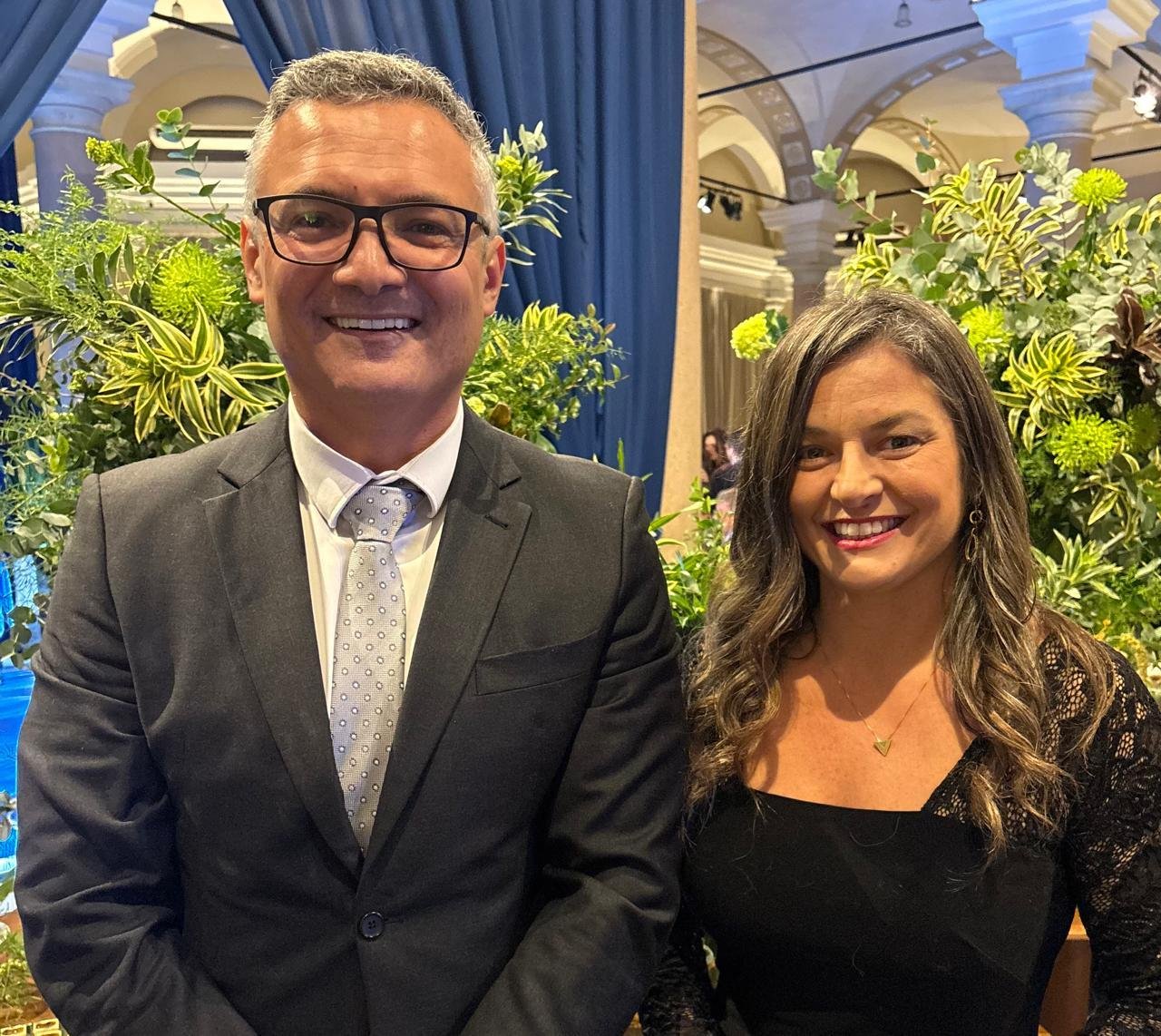 Alexandre Dionello, presidente da Associa&ccedil;&atilde;o dos Procuradores do Munic&iacute;pio de Porto Alegre, com a vice-presidente, Helena Tregnado Panichi, na festa de comemora&ccedil;&atilde;o dos 40 anos da entidade