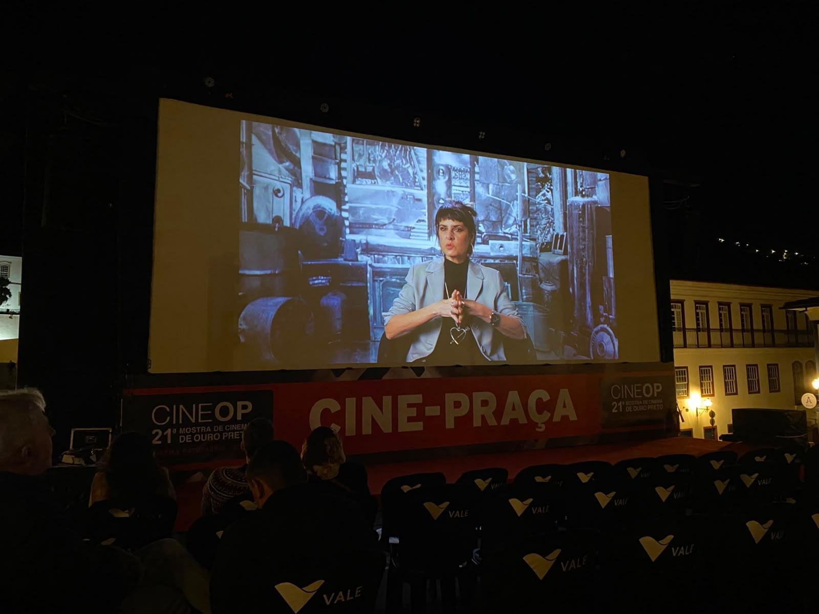 Longa-metragem &ldquo;Fernanda Abreu &ndash; Da Lata 30 Anos, o Document&aacute;rio&rdquo; sendo exibido na Pra&ccedil;a Tiradentes