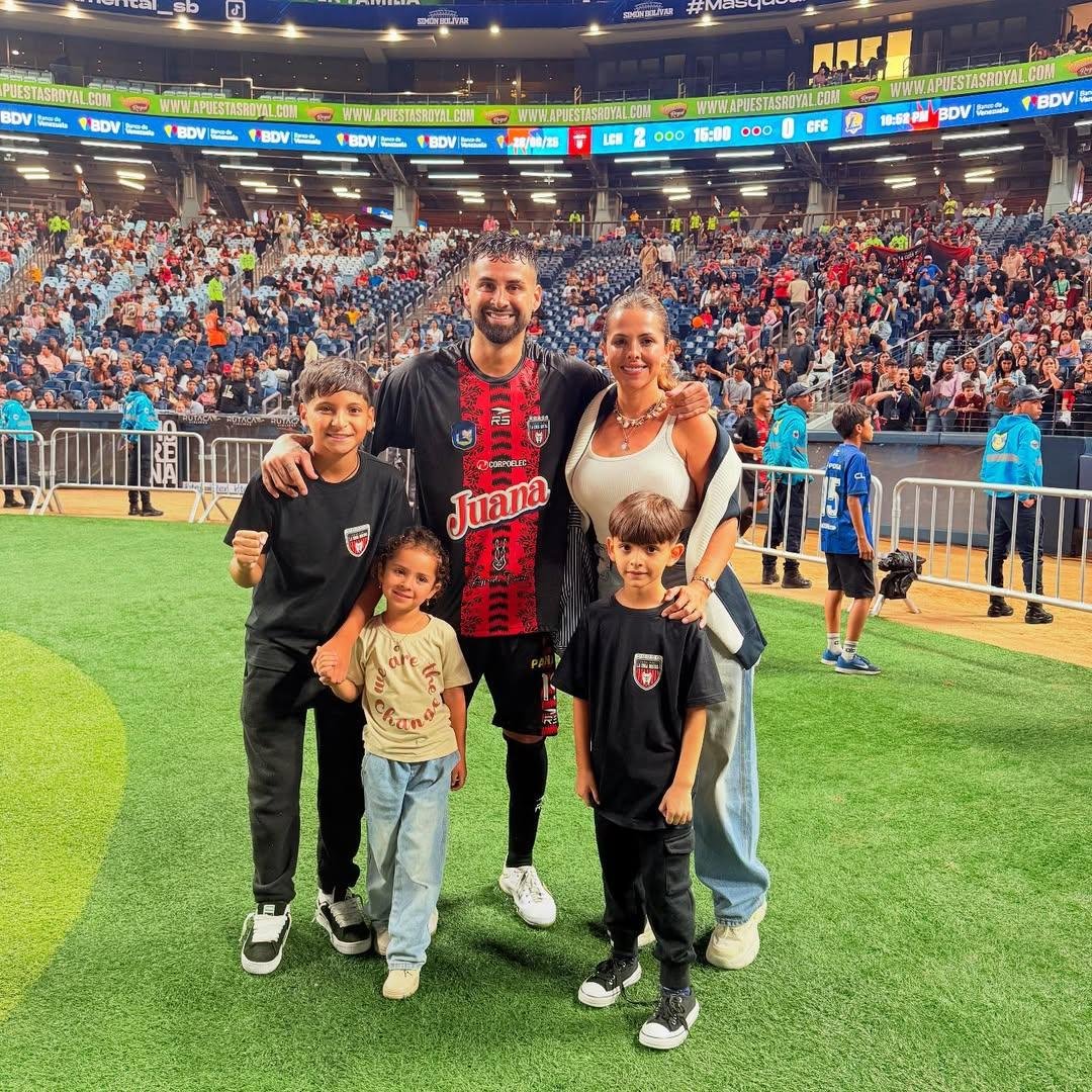 Trejo joga pelo Mar&iacute;timo de La Guaira, com ele na foto a esposa e os filhos