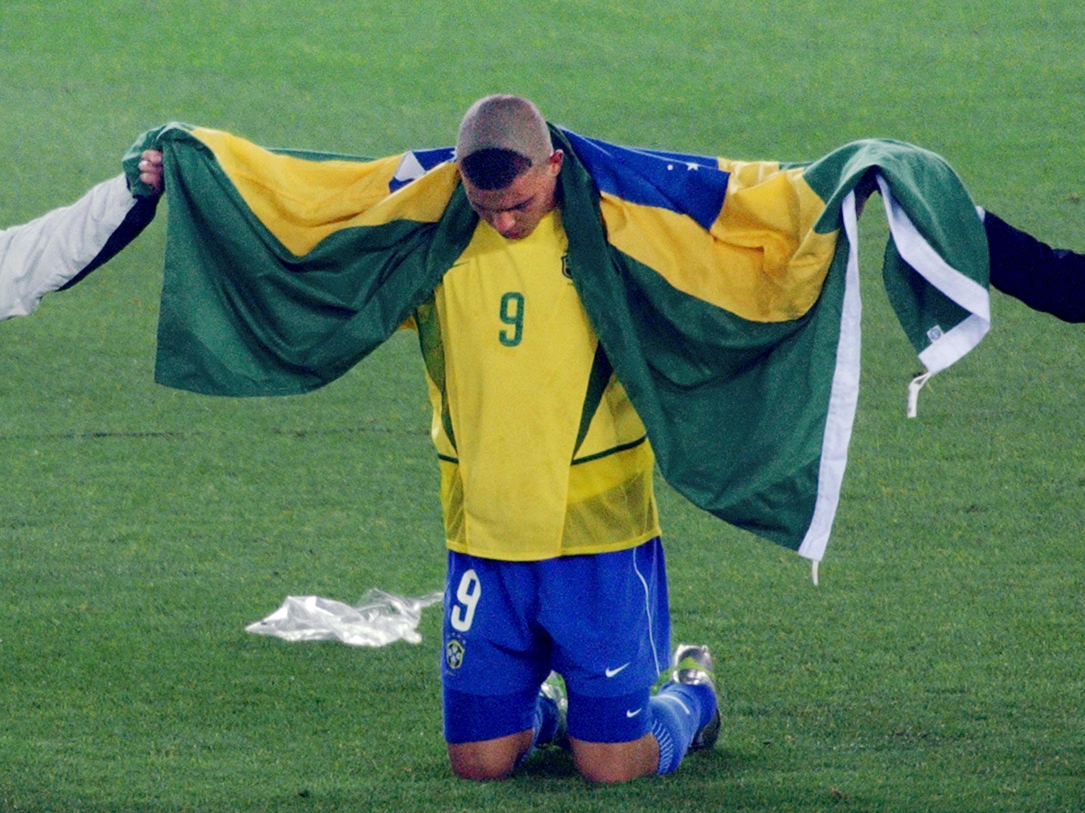 Ronaldo Fen&ocirc;meno comemorou o pentacampeonato do Brasil com o corte de cabelo Casc&atilde;o