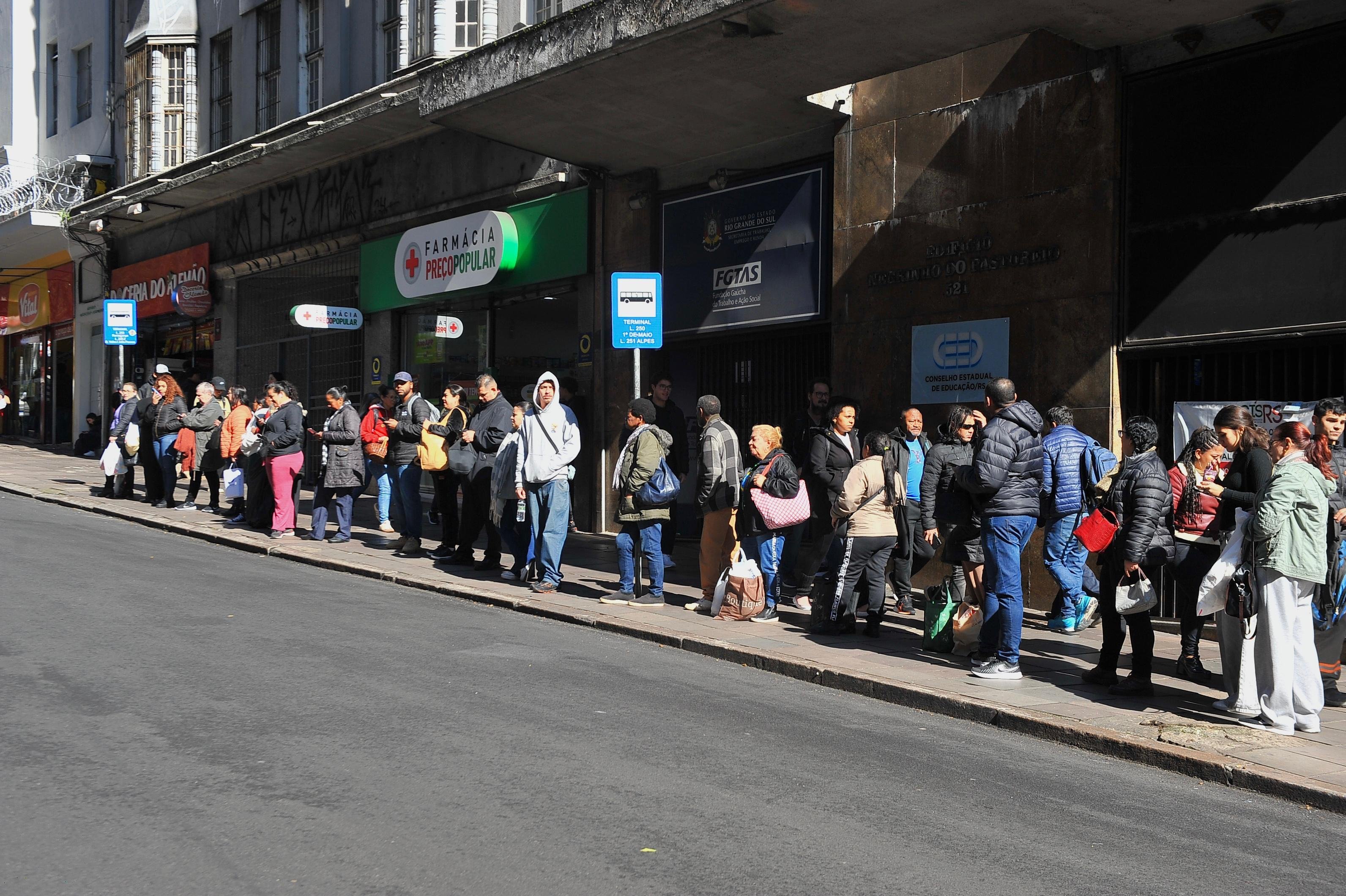 No Centro Hist&oacute;rico de Porto Alegre, em diversos terminais de &ocirc;nibus, foi poss&iacute;vel ver uma grande fila de passageiros aguardando o transporte