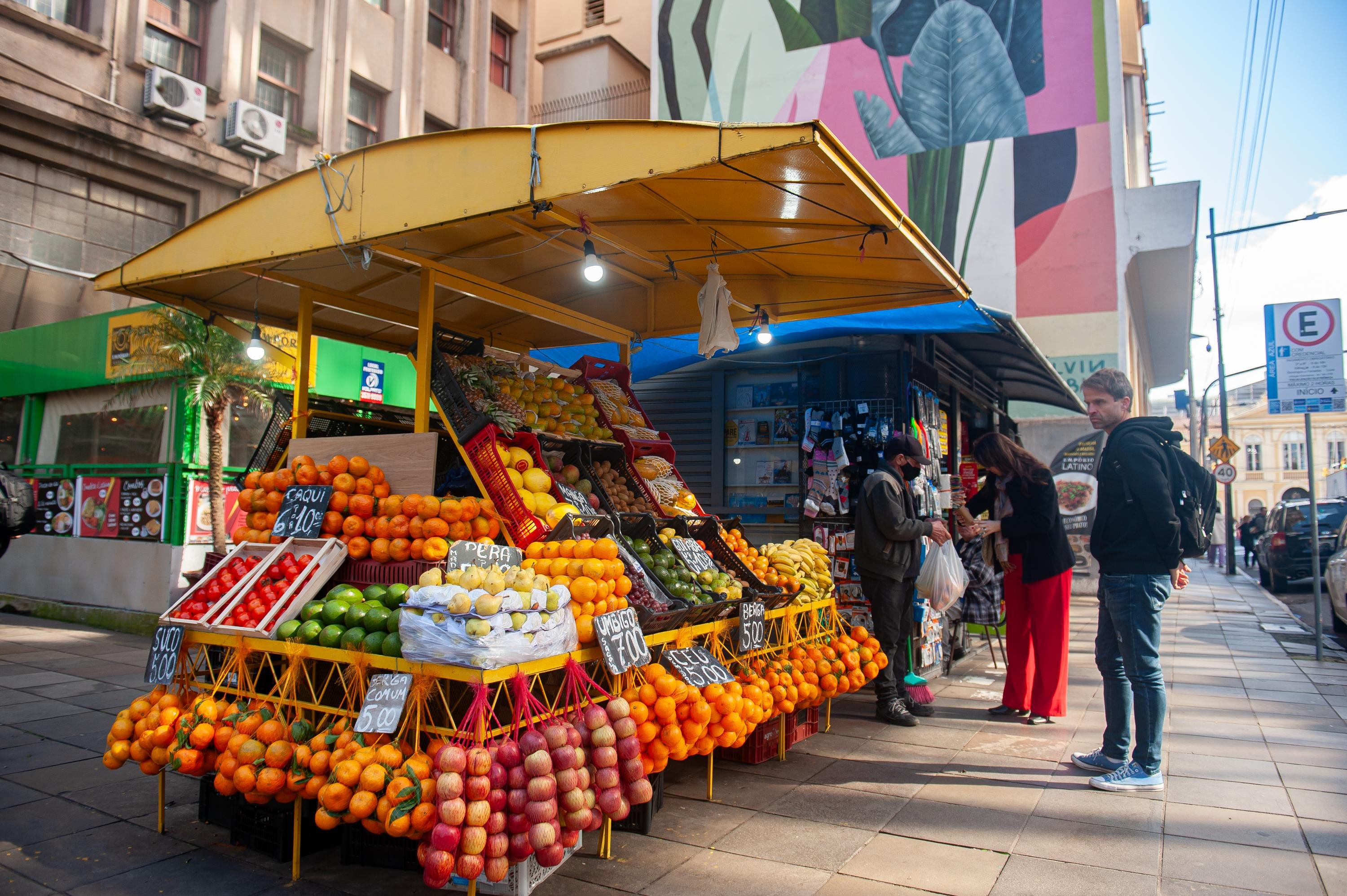 Fruteiras em cal&ccedil;adas de Porto Alegre